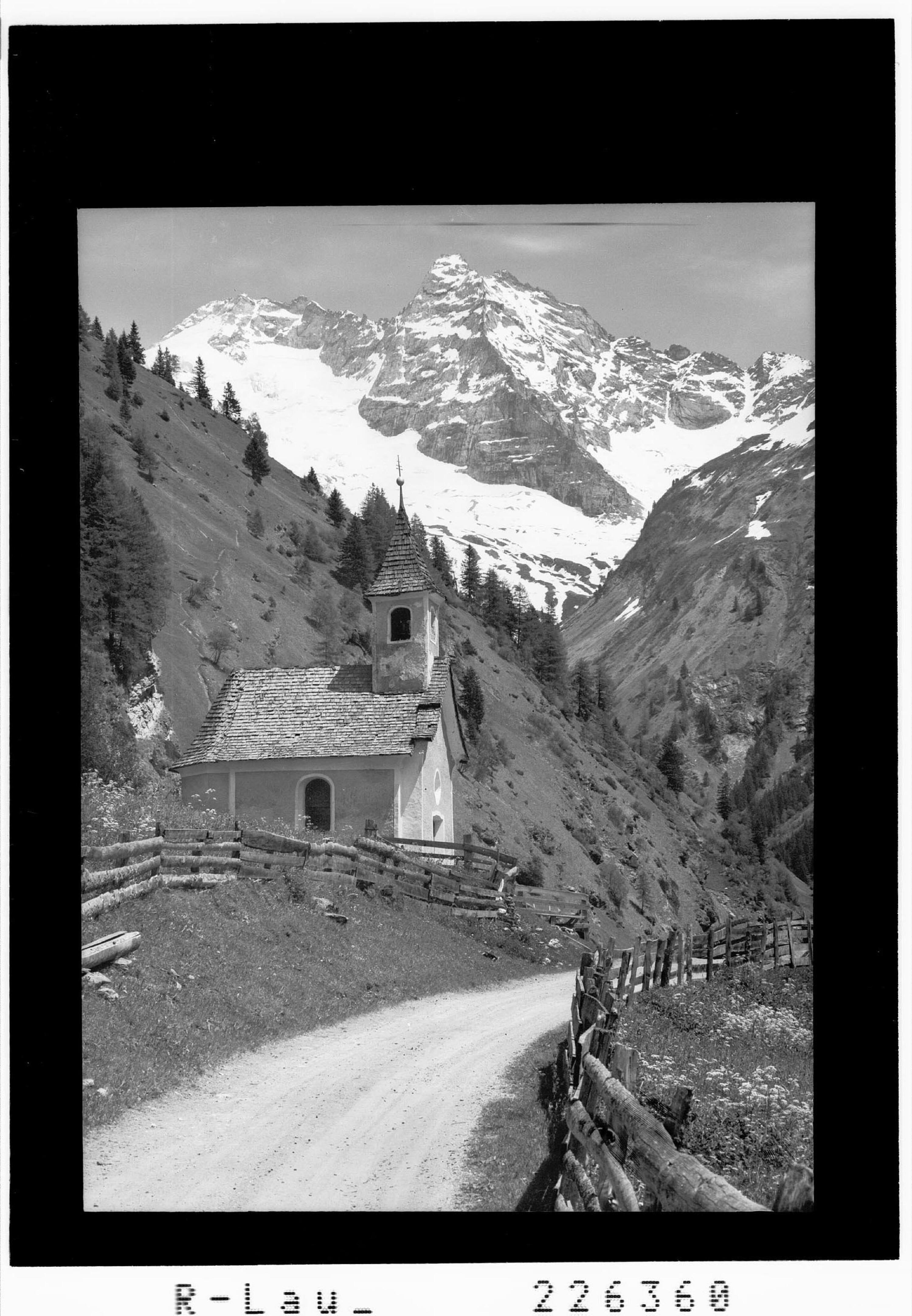Vals / Kellerkapelle gegen Olperer 3480 m und Fußstein 3381 m></div>


    <hr>
    <div class=