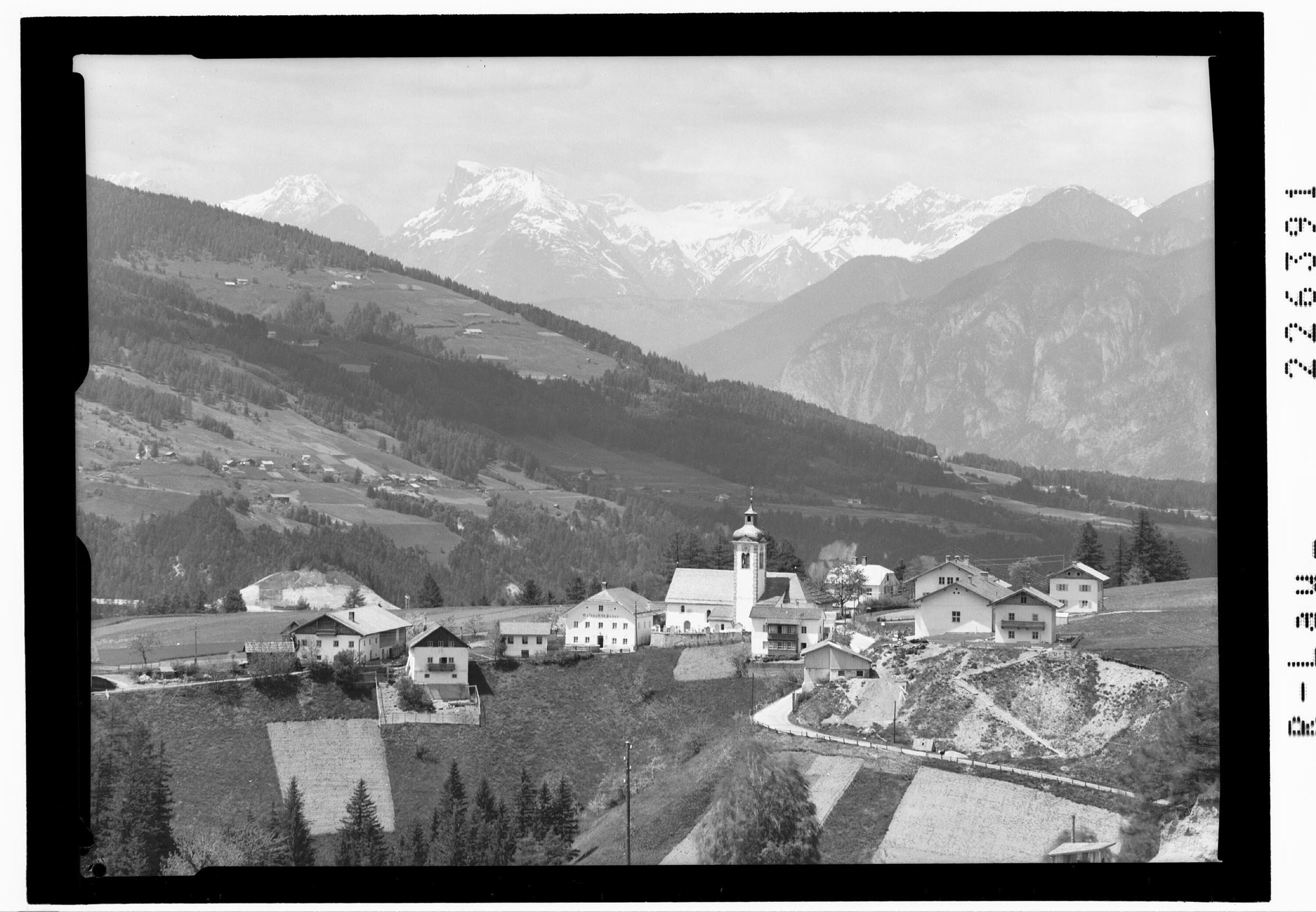 [St. Peter im Wipptal gegen Mieminger Gebirge und Wetterstein Gebirge mit Zugspitze / Tirol]></div>


    <hr>
    <div class=