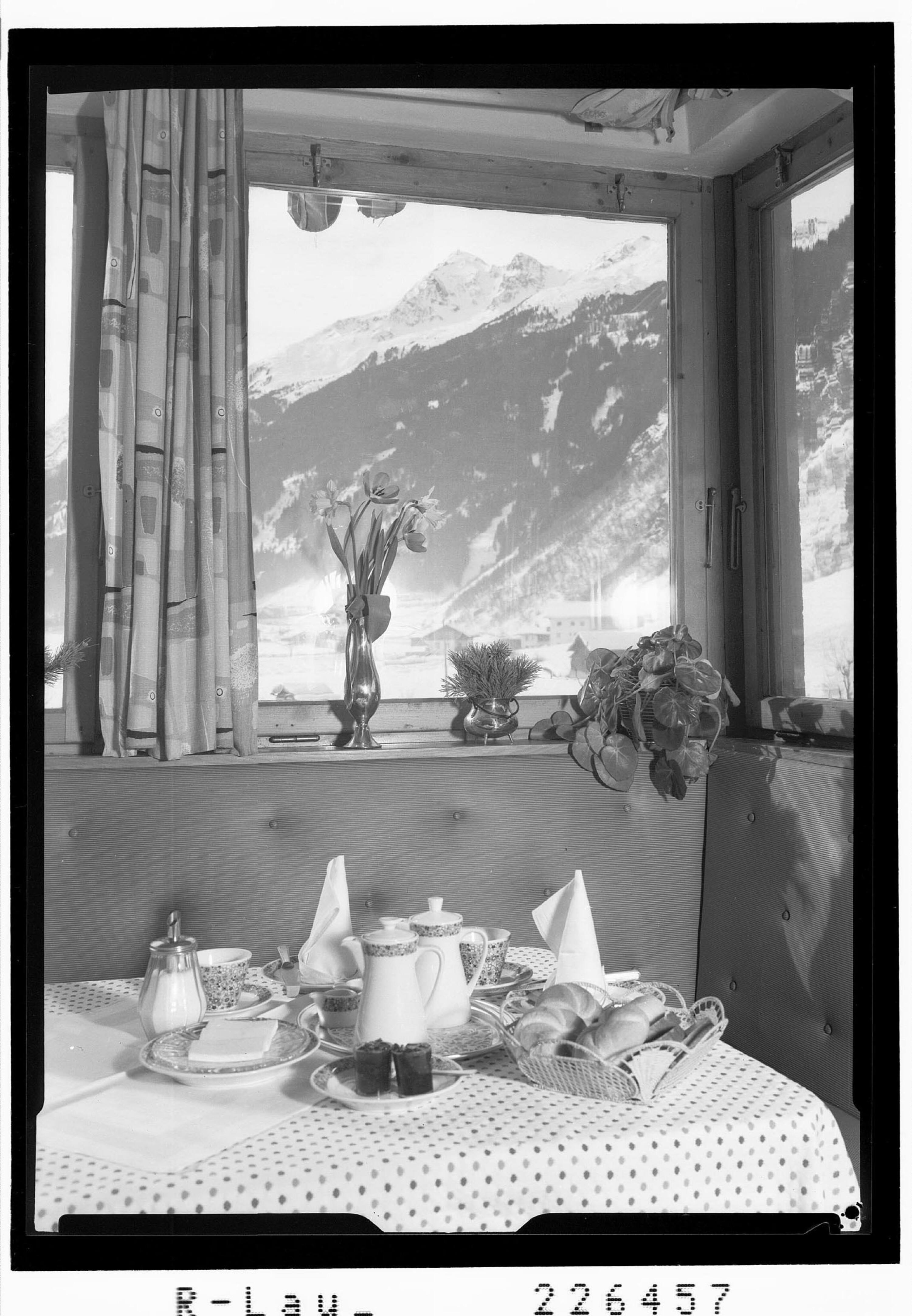 [Neustift im Stubaital / Blick vom Frühstückszimmer im Cafe Gletscherblick zur Brennerspitze / Tirol]></div>


    <hr>
    <div class=