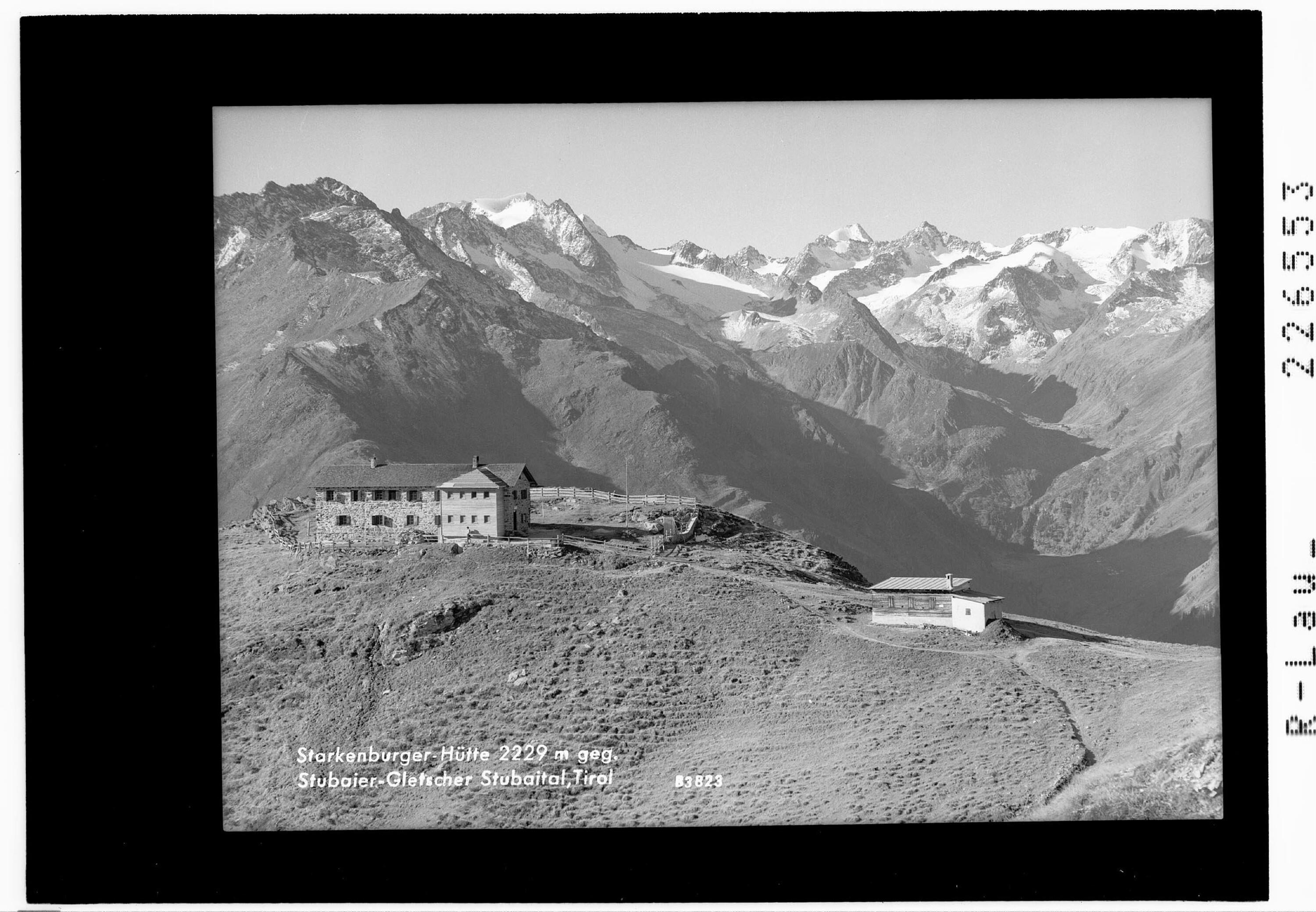 Starkenburger Hütte 2229 m gegen Stubaier Gletscher / Stubaital / Tirol></div>


    <hr>
    <div class=