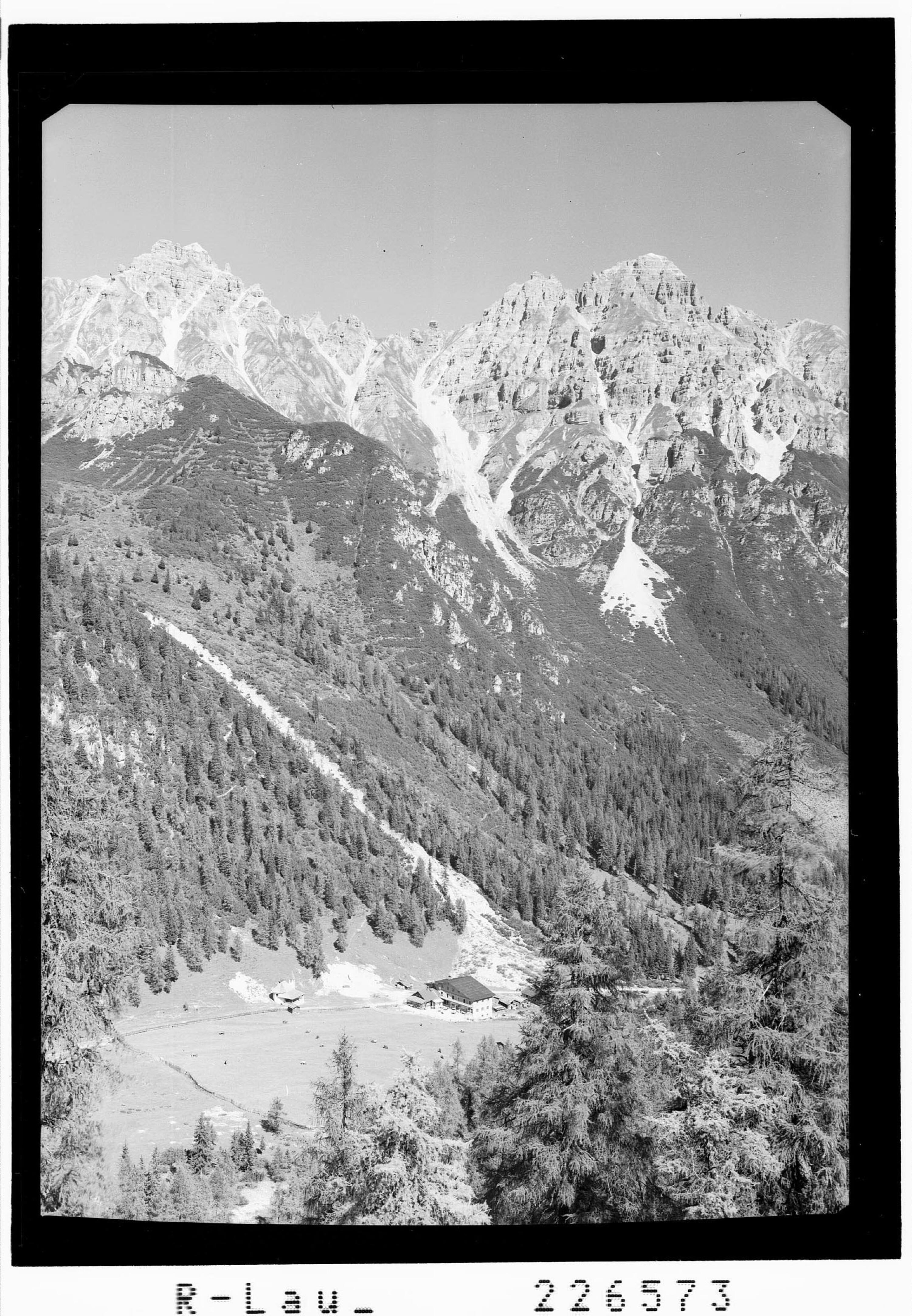 [Schlicker Alm gegen Malgrubenspitze und Marchreisenspitze / Tirol]></div>


    <hr>
    <div class=