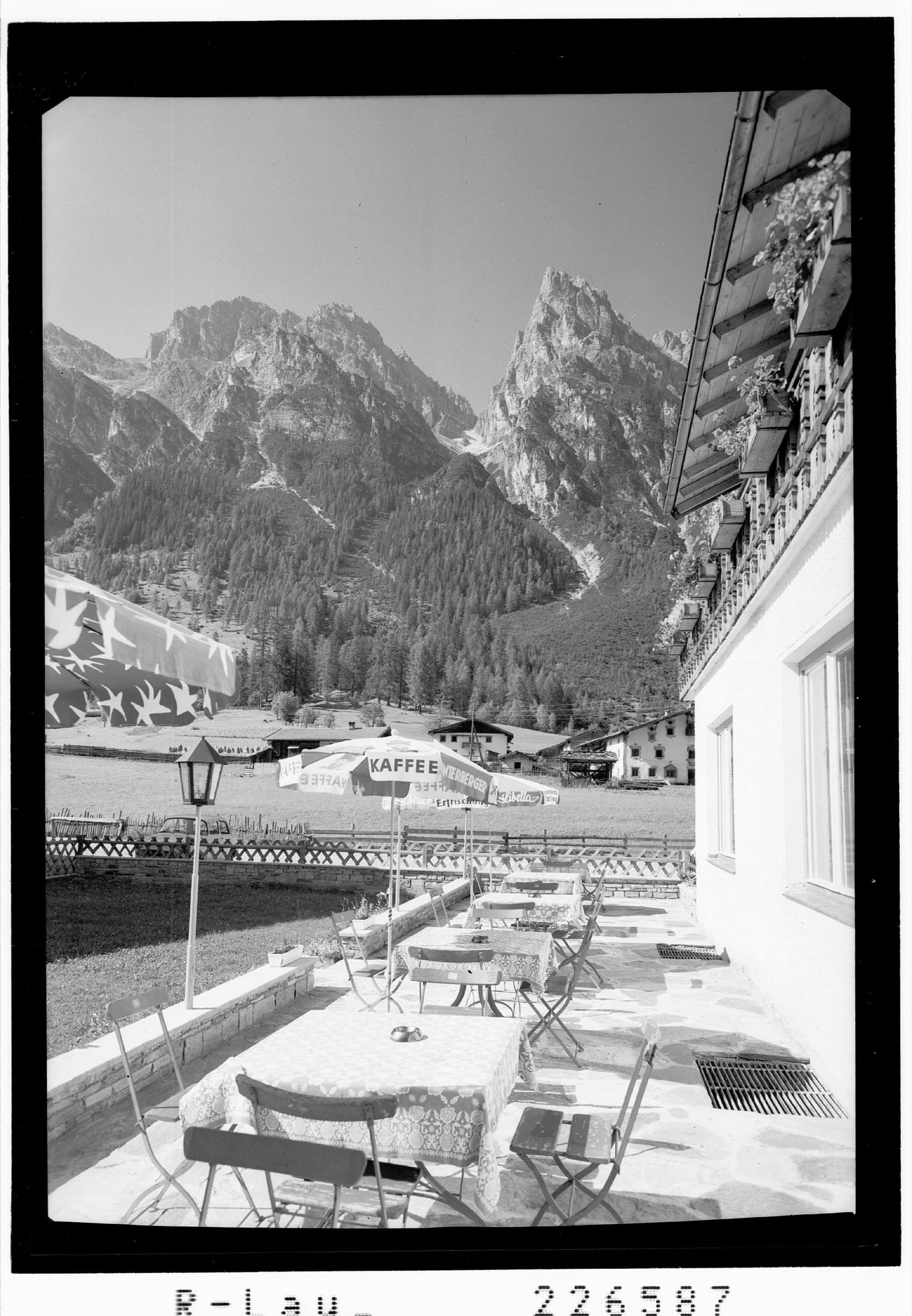 [Gasthof Alpenrose in Gschnitz im Gschnitztal gegen Ilmspitze und Torsäule / Tirol]></div>


    <hr>
    <div class=