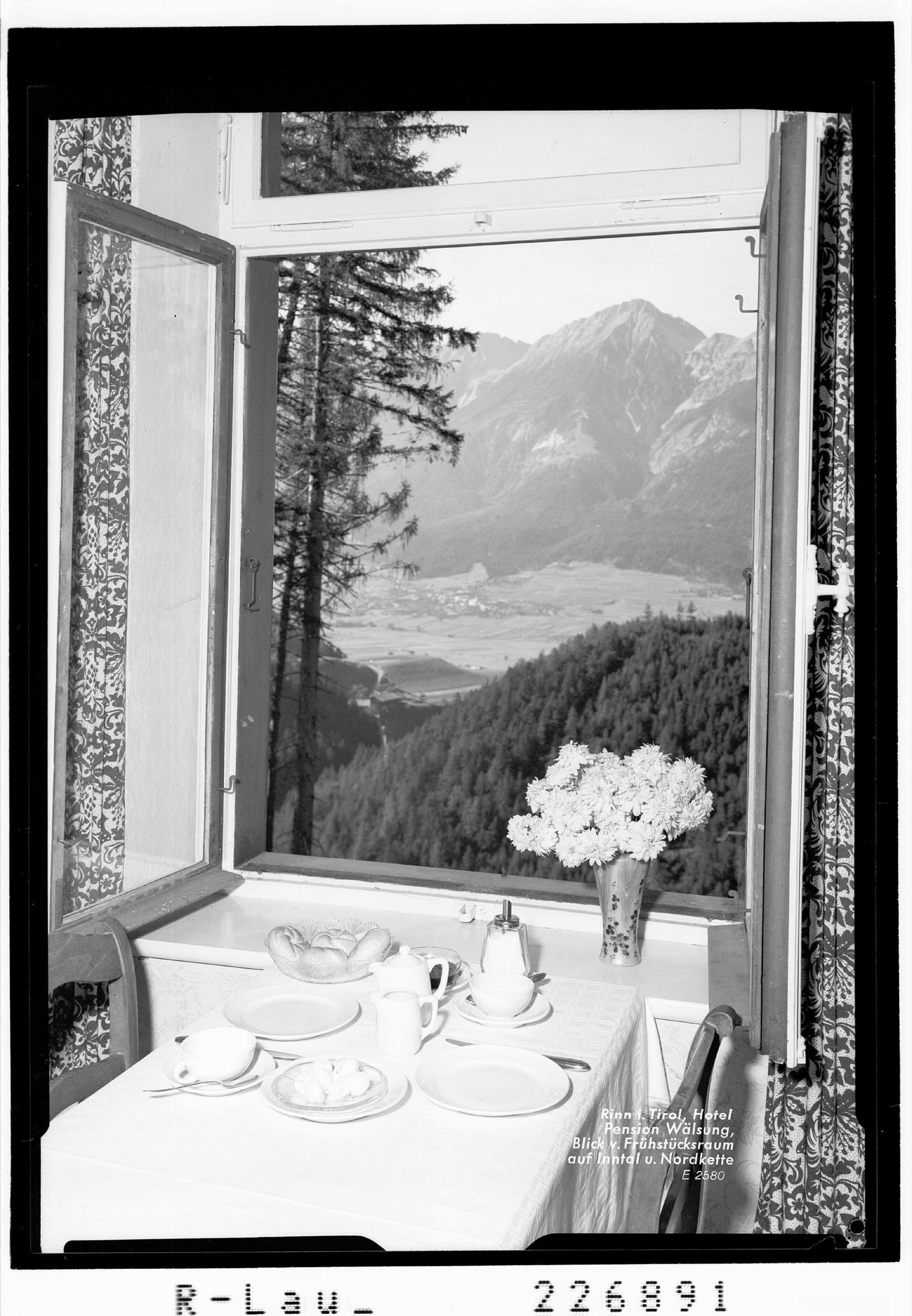 Rinn in Tirol / Hotel Pension Wälsung / Blick vom Frühstücksraum auf Inntal und Nordkette></div>


    <hr>
    <div class=