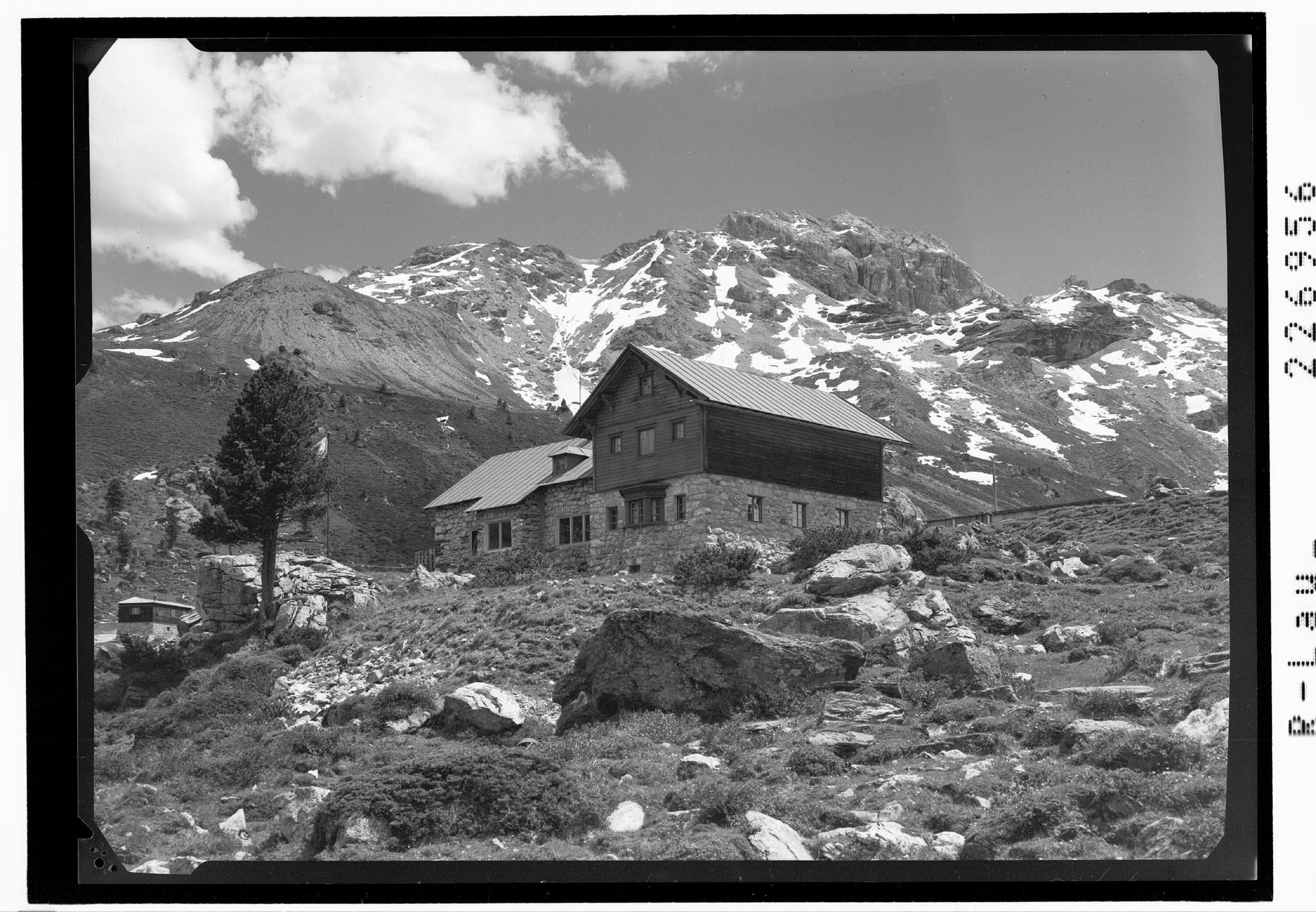 [Lizumer Hütte in der Wattener Lizum gegen Torwand und Kalkwand / Tirol]></div>


    <hr>
    <div class=