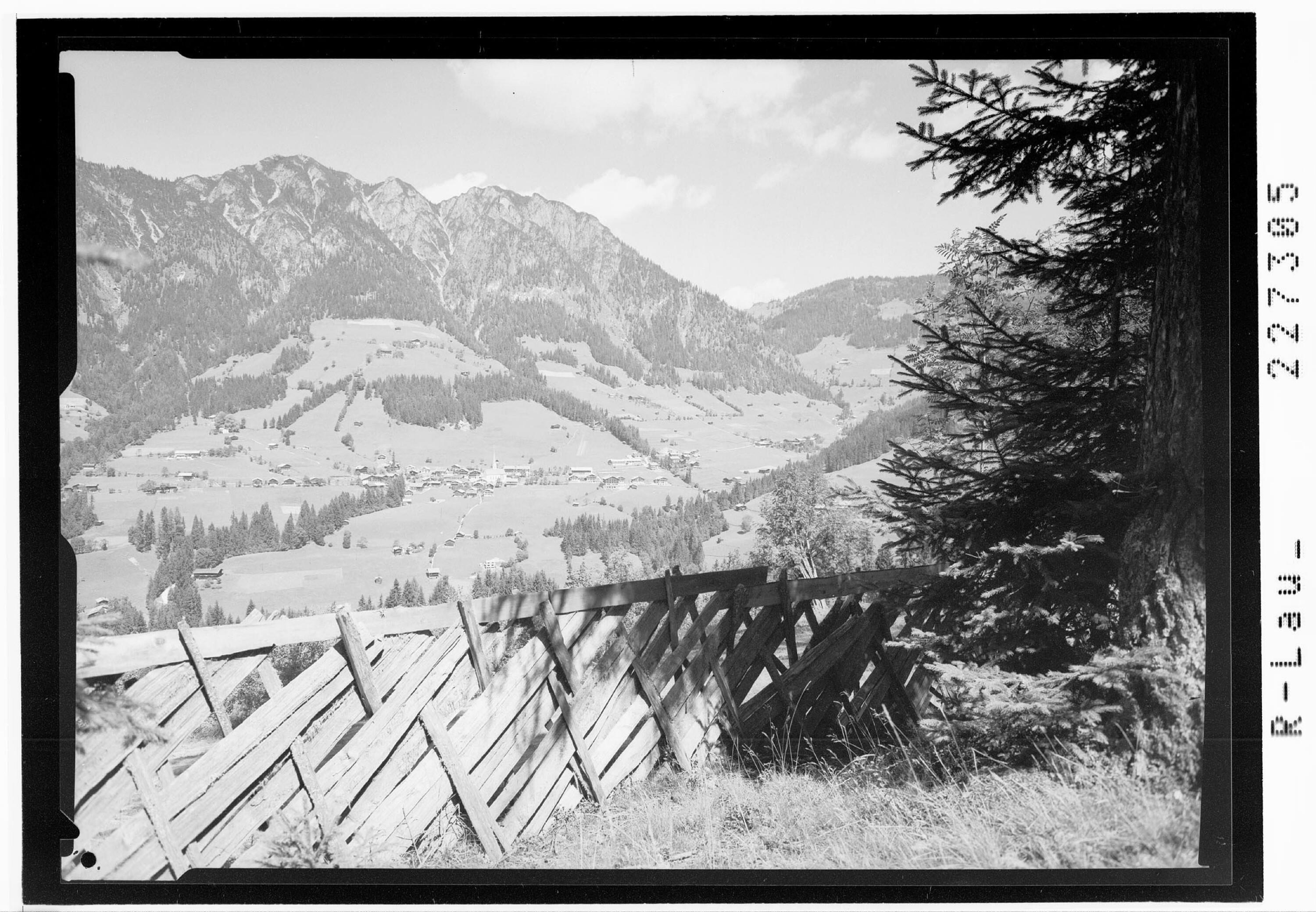 [Alpbach in Tirol gegen Gratlspitze]></div>


    <hr>
    <div class=