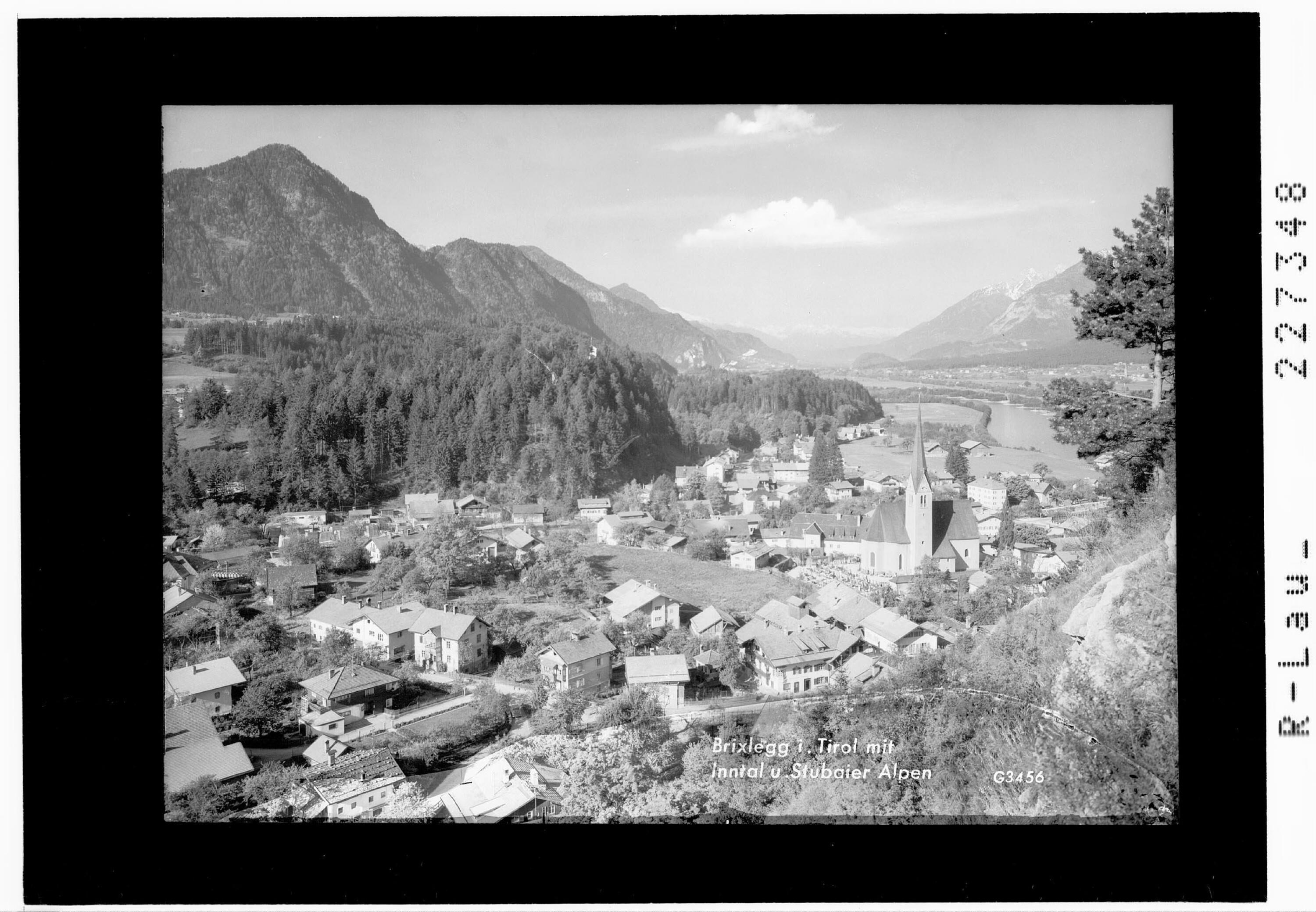 Brixlegg in Tirol mit Inntal und Stubaier Alpen></div>


    <hr>
    <div class=