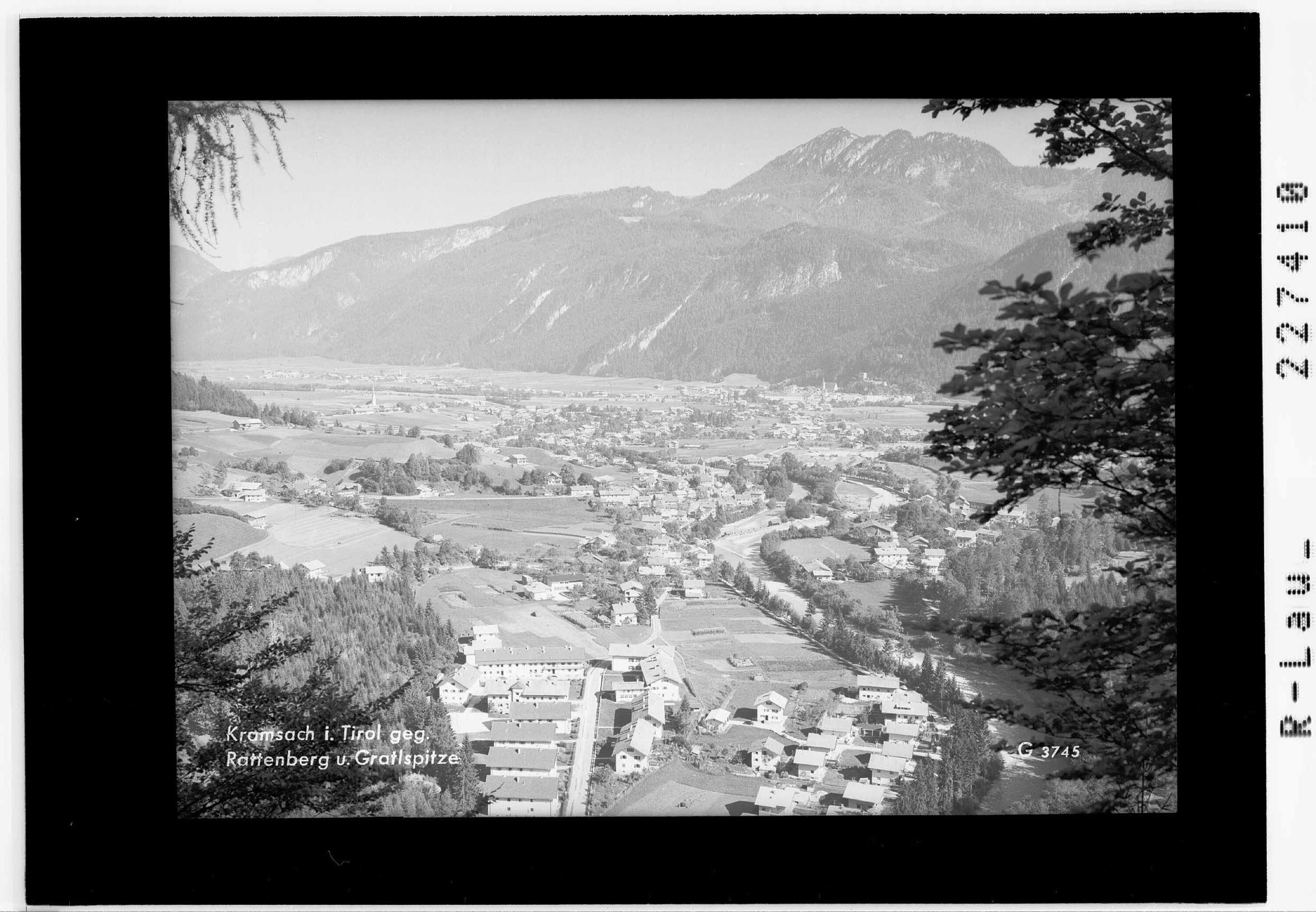 Kramsach in Tirol gegen Rattenberg und Gratlspitze></div>


    <hr>
    <div class=