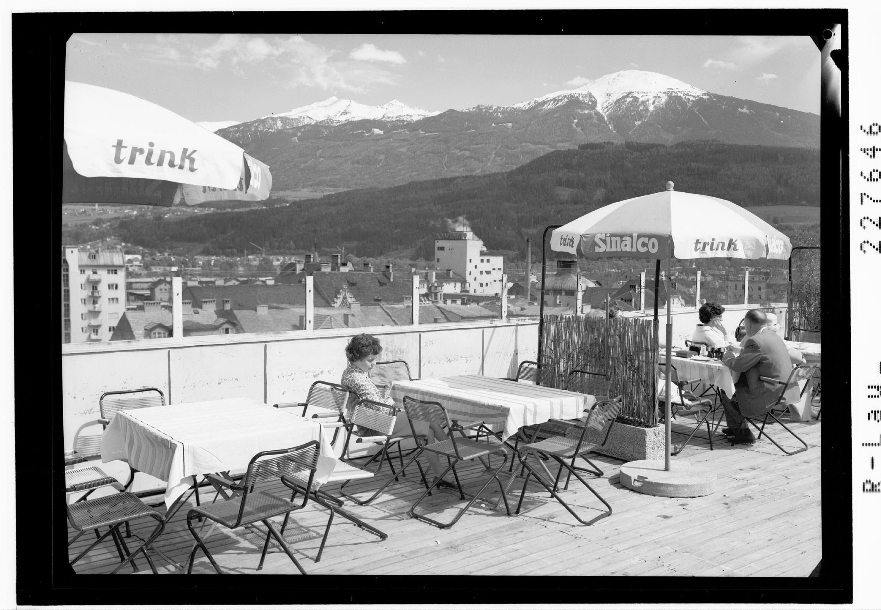 [Innsbruck / Hochhaus Cafe - Terrasse mit Blick auf Glungezer und Patscherkofel / Tirol]></div>


    <hr>
    <div class=