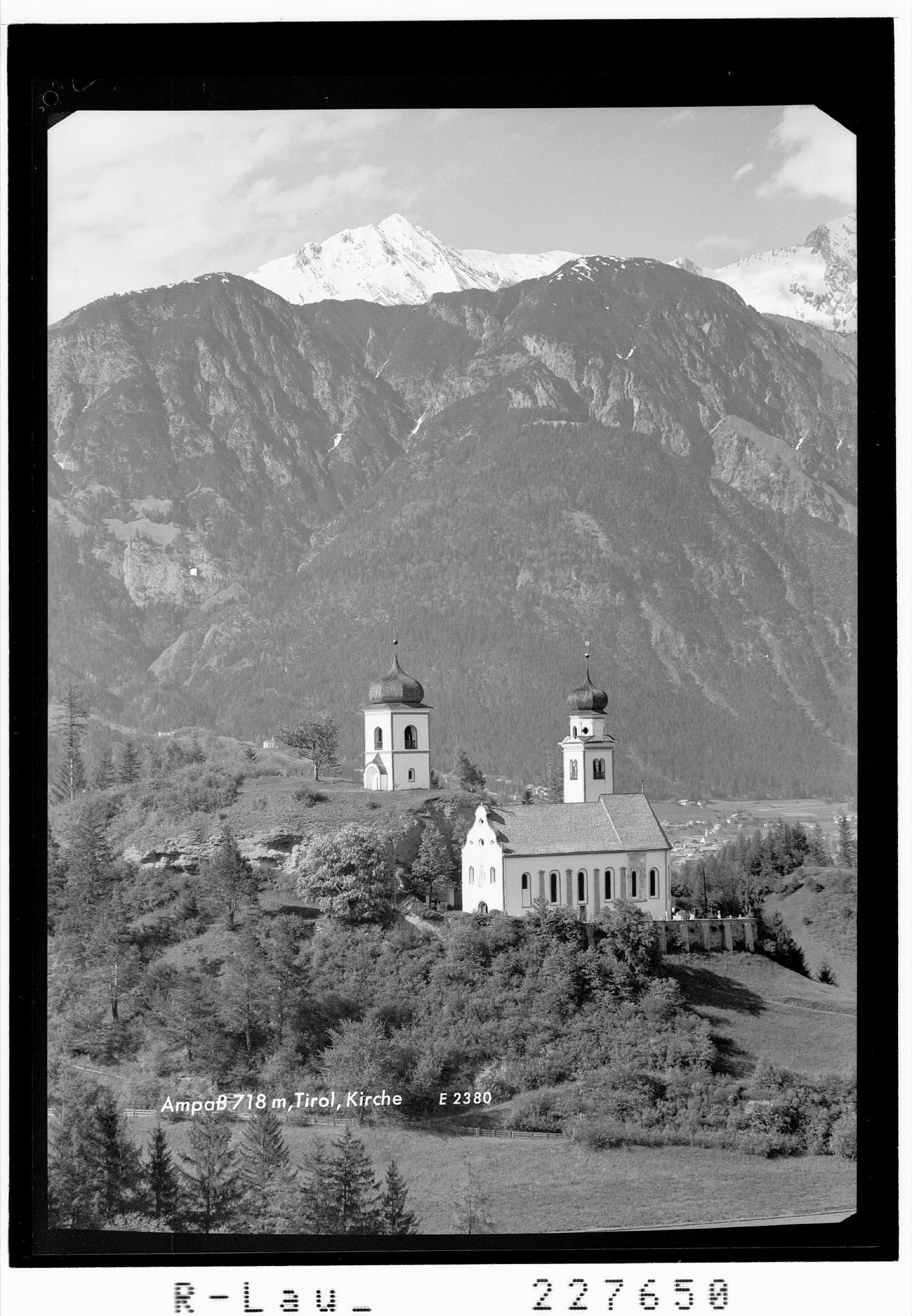 [Pfarrkirche und Wallfahrtskapelle in Ampass bei Innsbruck gegen Speckkarspitze / Tirol]></div>


    <hr>
    <div class=