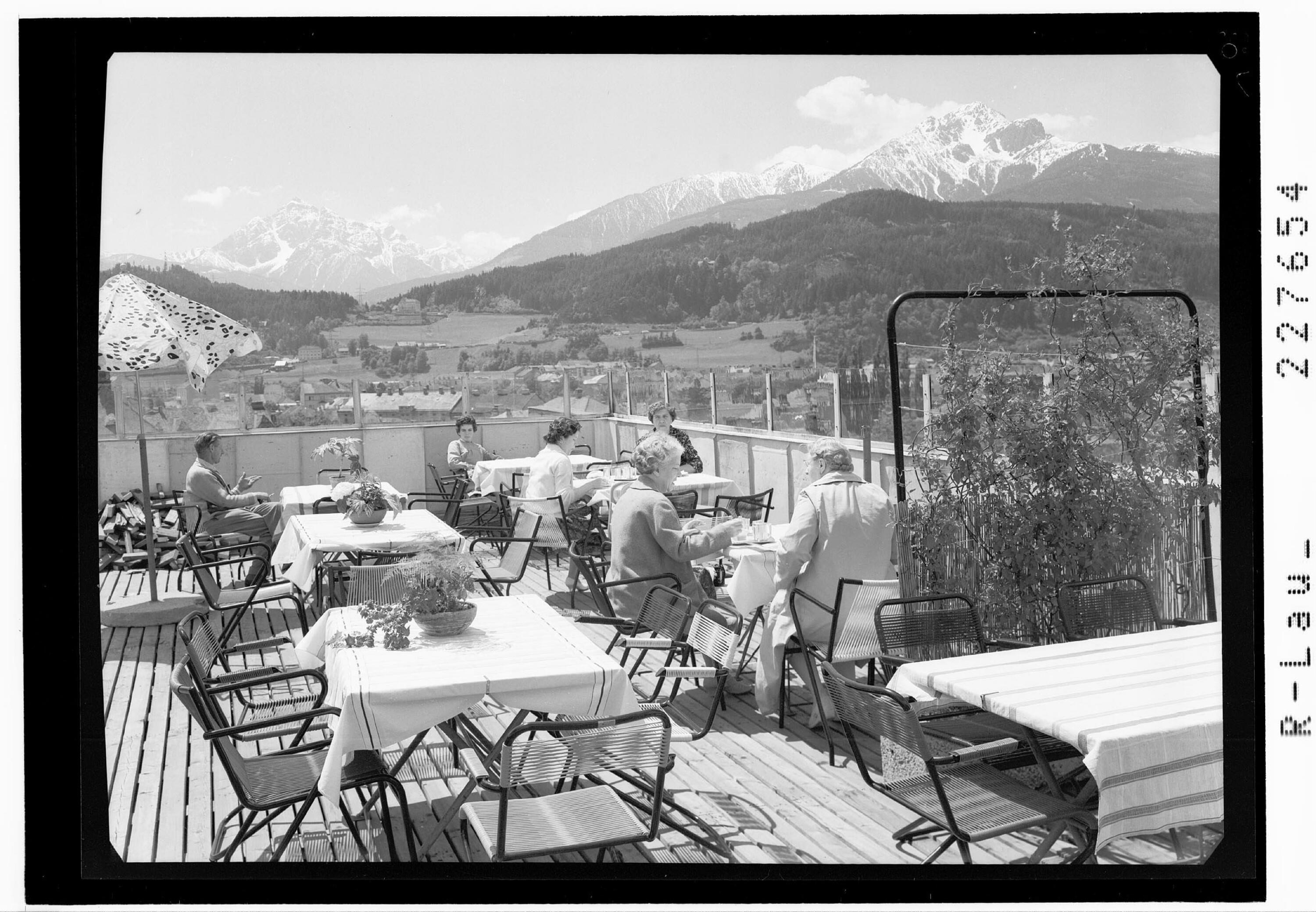 [Innsbruck / Hochhaus Cafe - Terrasse gegen Serles und Nockspitze / Tirol]></div>


    <hr>
    <div class=