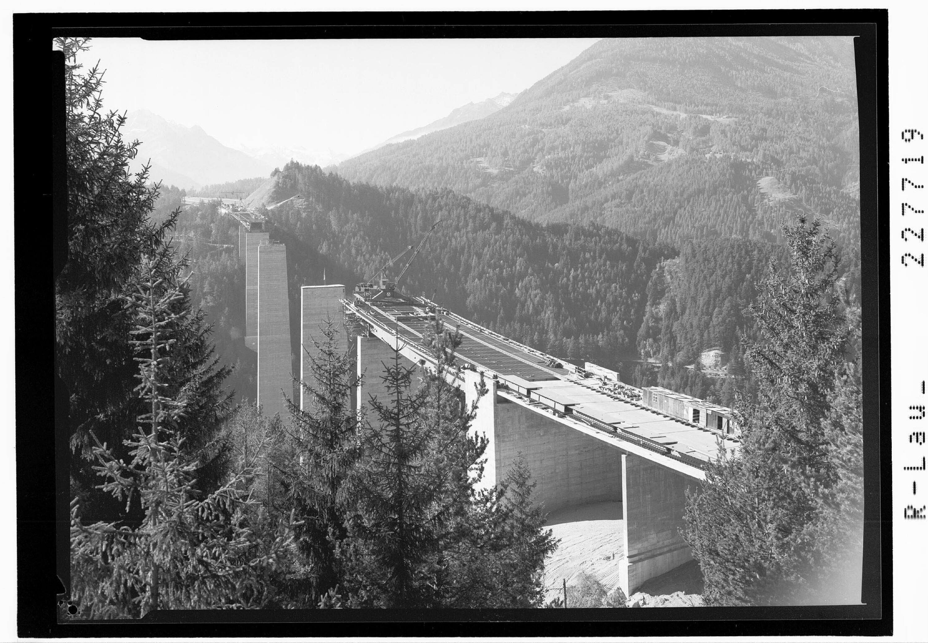 [Europabrücke bei Innsbruck (im Bau) gegen Stubaier Alpen mit Zuckerhütl / Tirol]></div>


    <hr>
    <div class=
