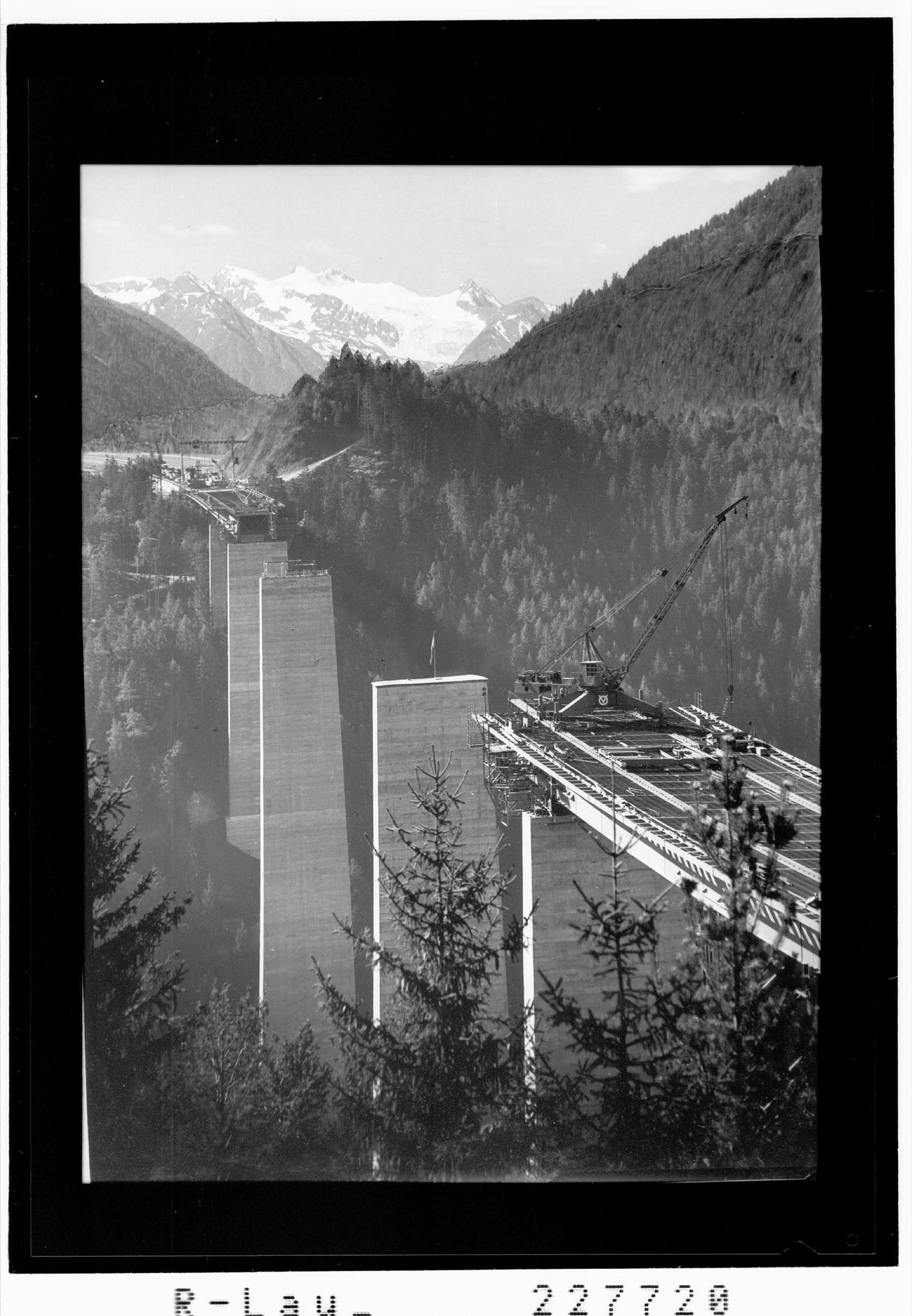 [Europabrücke bei Innsbruck (im Bau) gegen Stubaier Alpen mit Zuckerhütl / Tirol]></div>


    <hr>
    <div class=