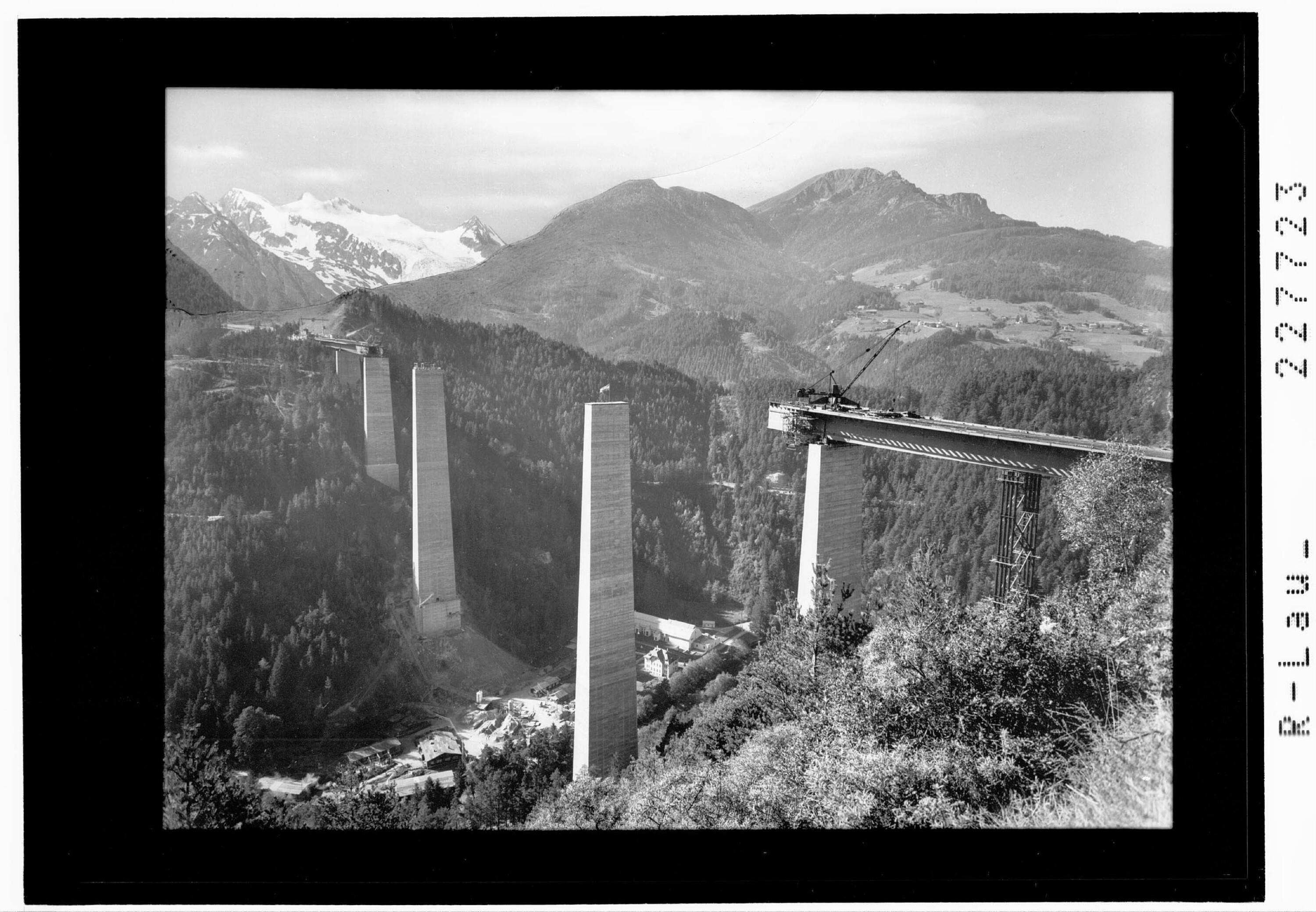 [Europabrücke bei Innsbruck (im Bau) gegen Stubaier Alpen mit Zuckerhütl und Nockspitze / Tirol]></div>


    <hr>
    <div class=