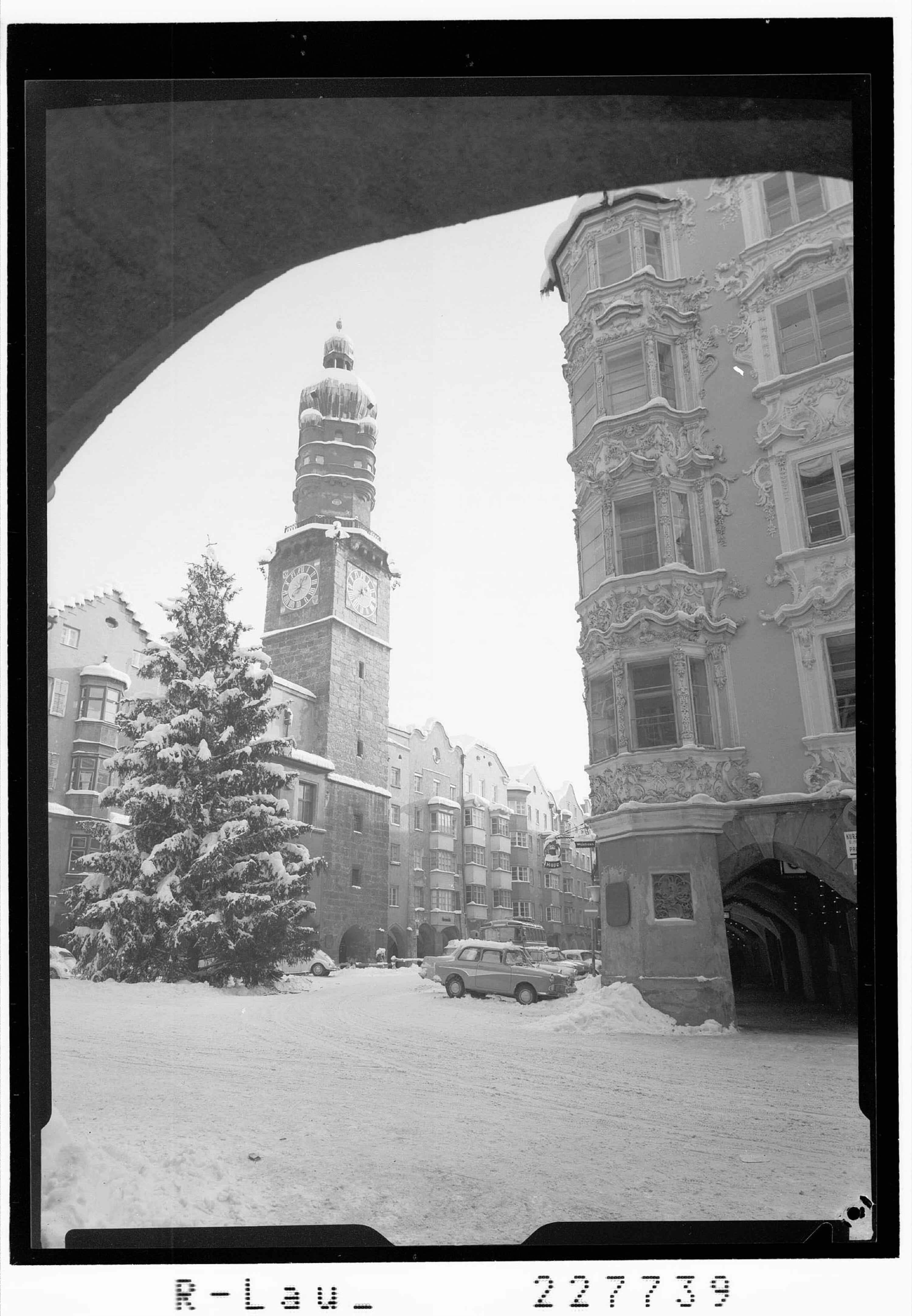 [Innsbruck / Herzog Friedrich Strasse mit Weihnachtsbaum und Stadtturm]></div>


    <hr>
    <div class=