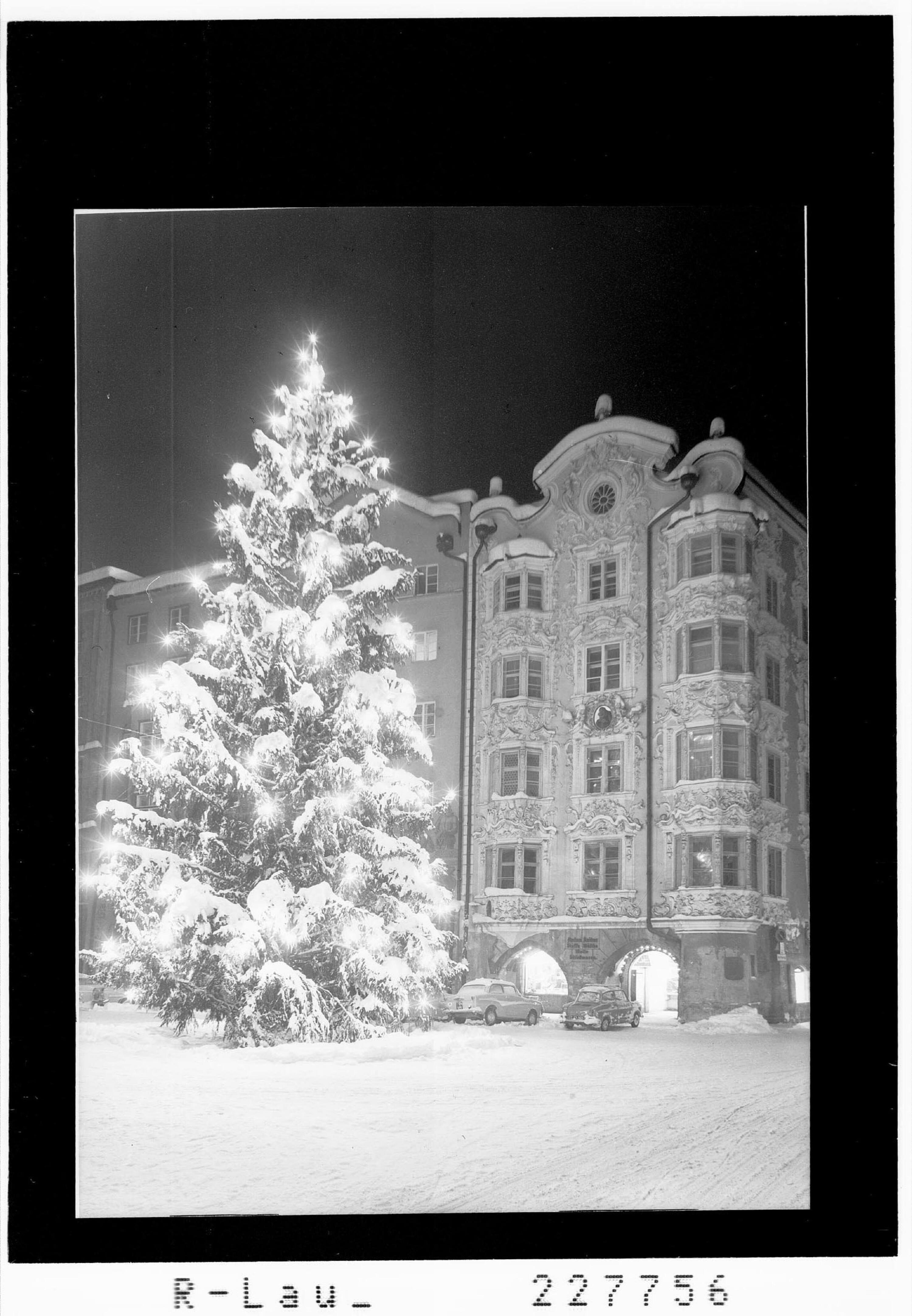 [Innsbruck - Altstadt / Weihnachtsbaum mit Helbinghaus]></div>


    <hr>
    <div class=
