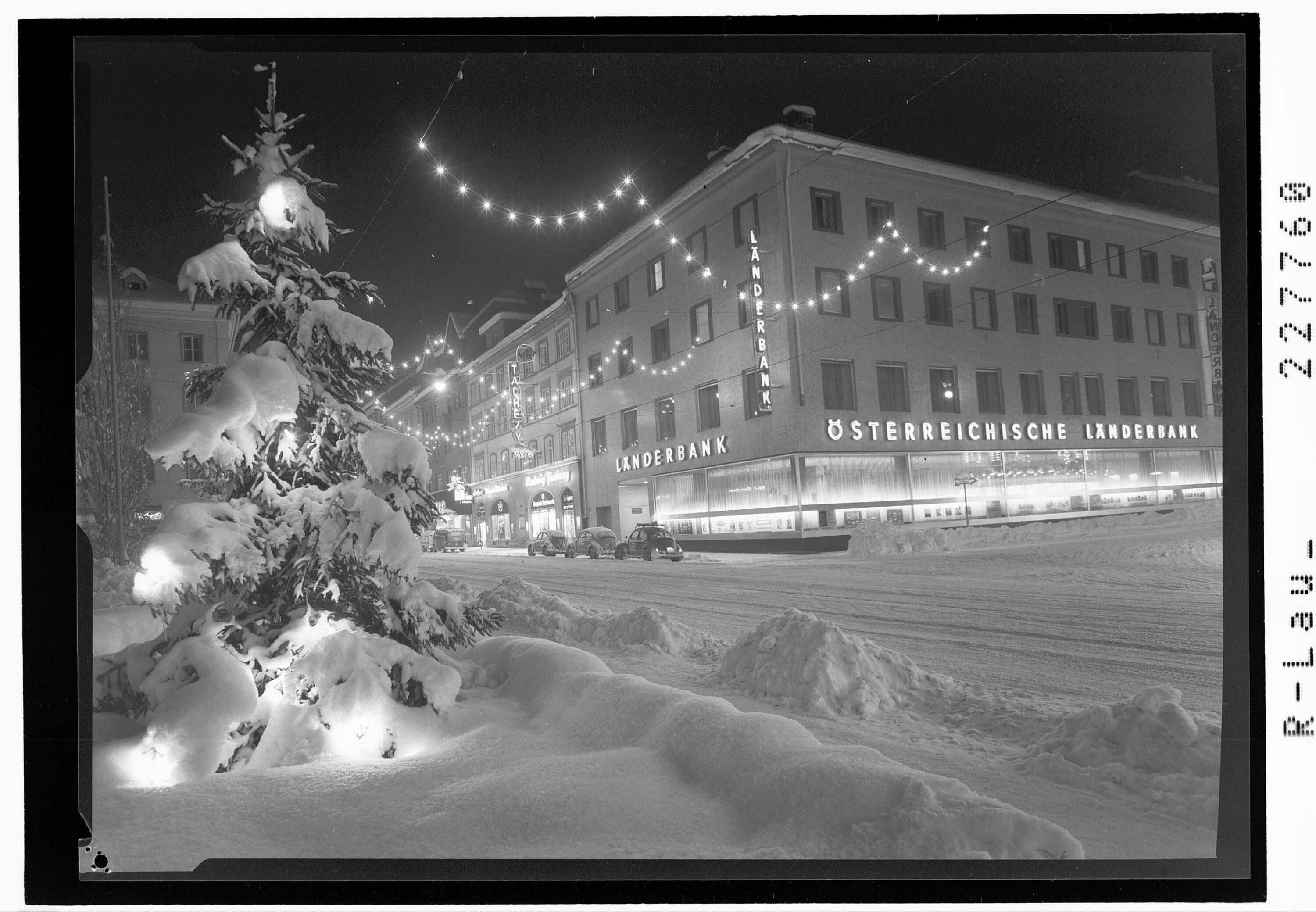 [Innsbruck / Museumstrasse mit Weihnachtsbeleuchtung]></div>


    <hr>
    <div class=