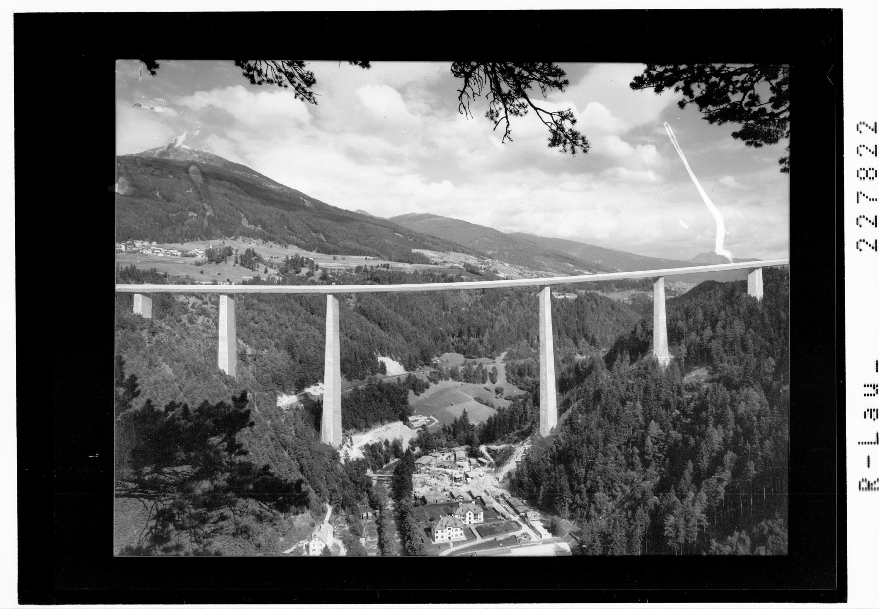 [Europabrücke bei Innsbruck gegen Patsch mit Patscherkofel und Bentlstein / Tirol]></div>


    <hr>
    <div class=