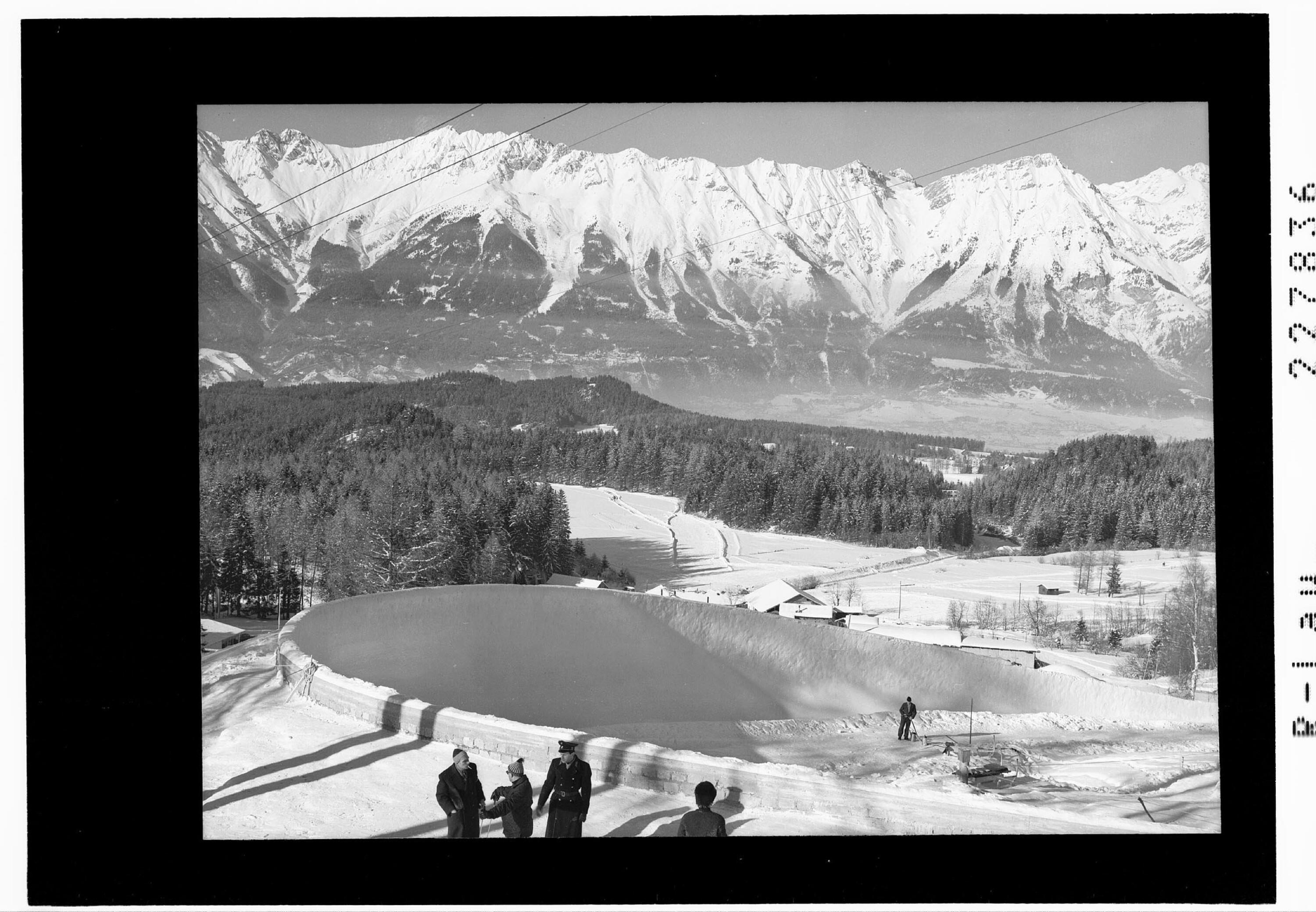 [Innsbruck - Igls / Austragungsort der IX Olympischen Winterspiele / Bob- und Rodelbahn gegen Nordkette / Tirol]></div>


    <hr>
    <div class=