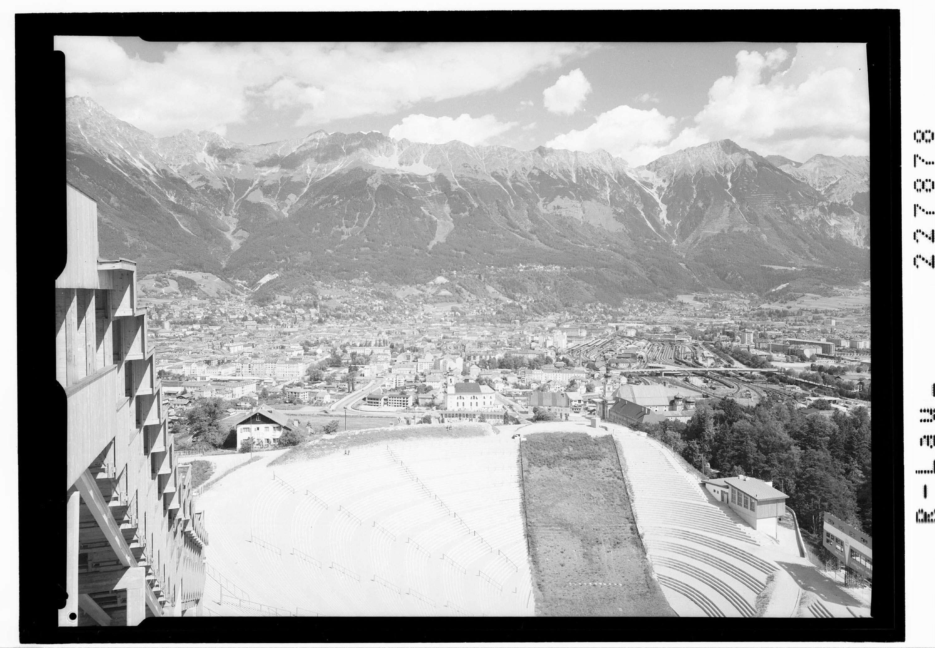 [Blick von der Berg Isel Schanze auf Innsbruck mit Nordkette Tirol]></div>


    <hr>
    <div class=