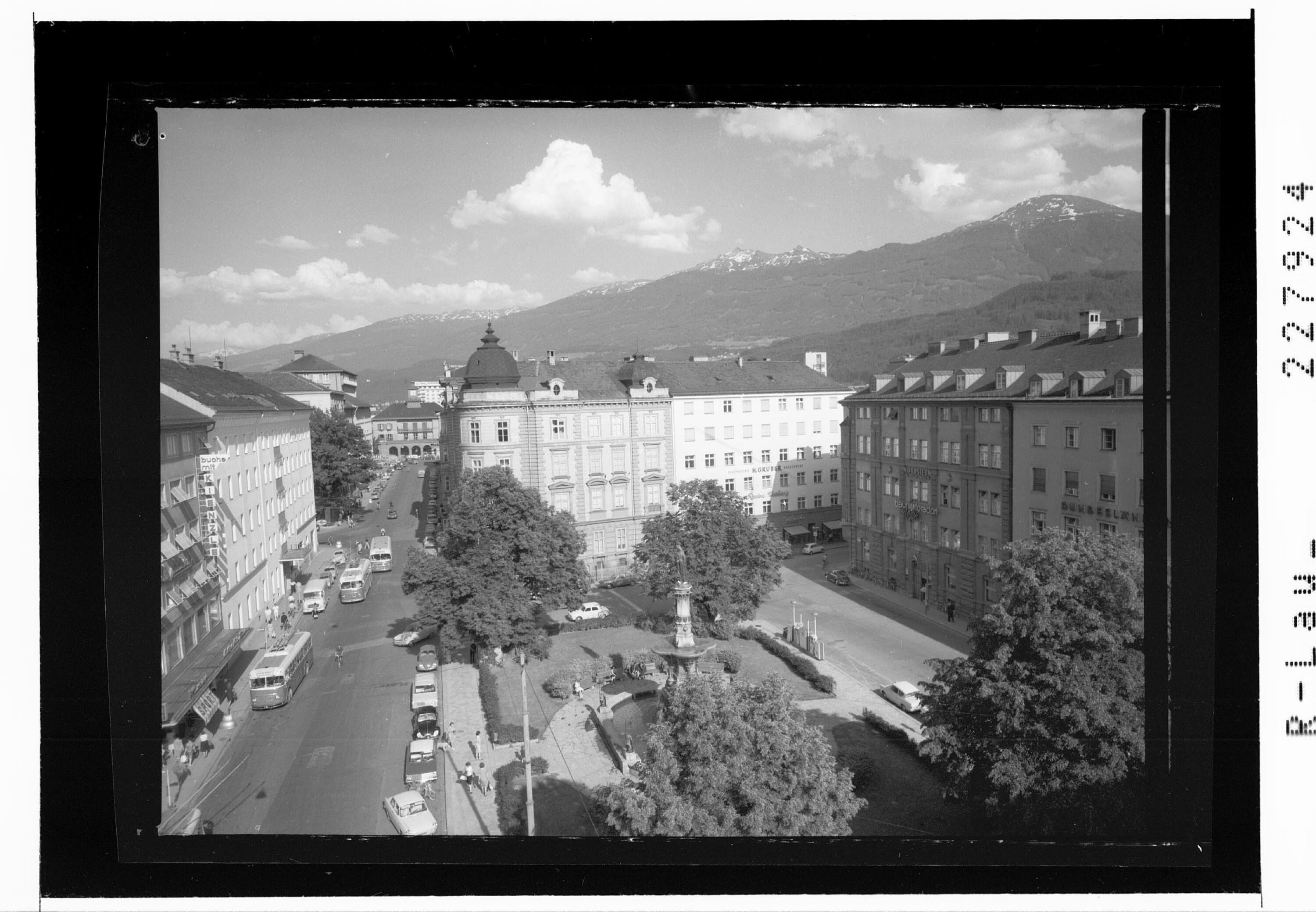 [Boznerplatz in Innsbruck gegen Glungezer und Patscherkofel / Tirol]></div>


    <hr>
    <div class=