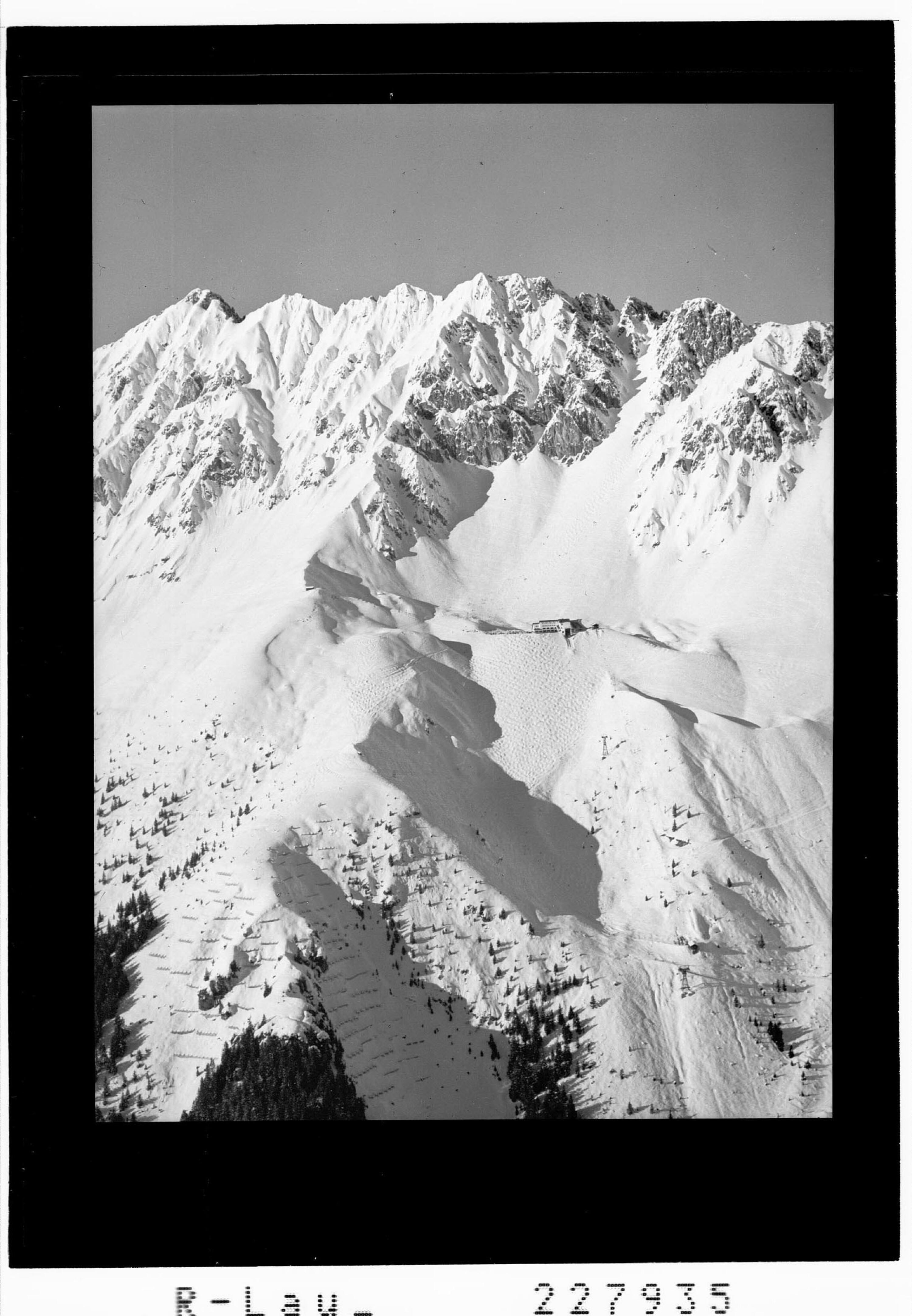 [Skigebiet Seegrube mit Kemacher und Seegrubenspitze / Innsbruck / Tirol]></div>


    <hr>
    <div class=