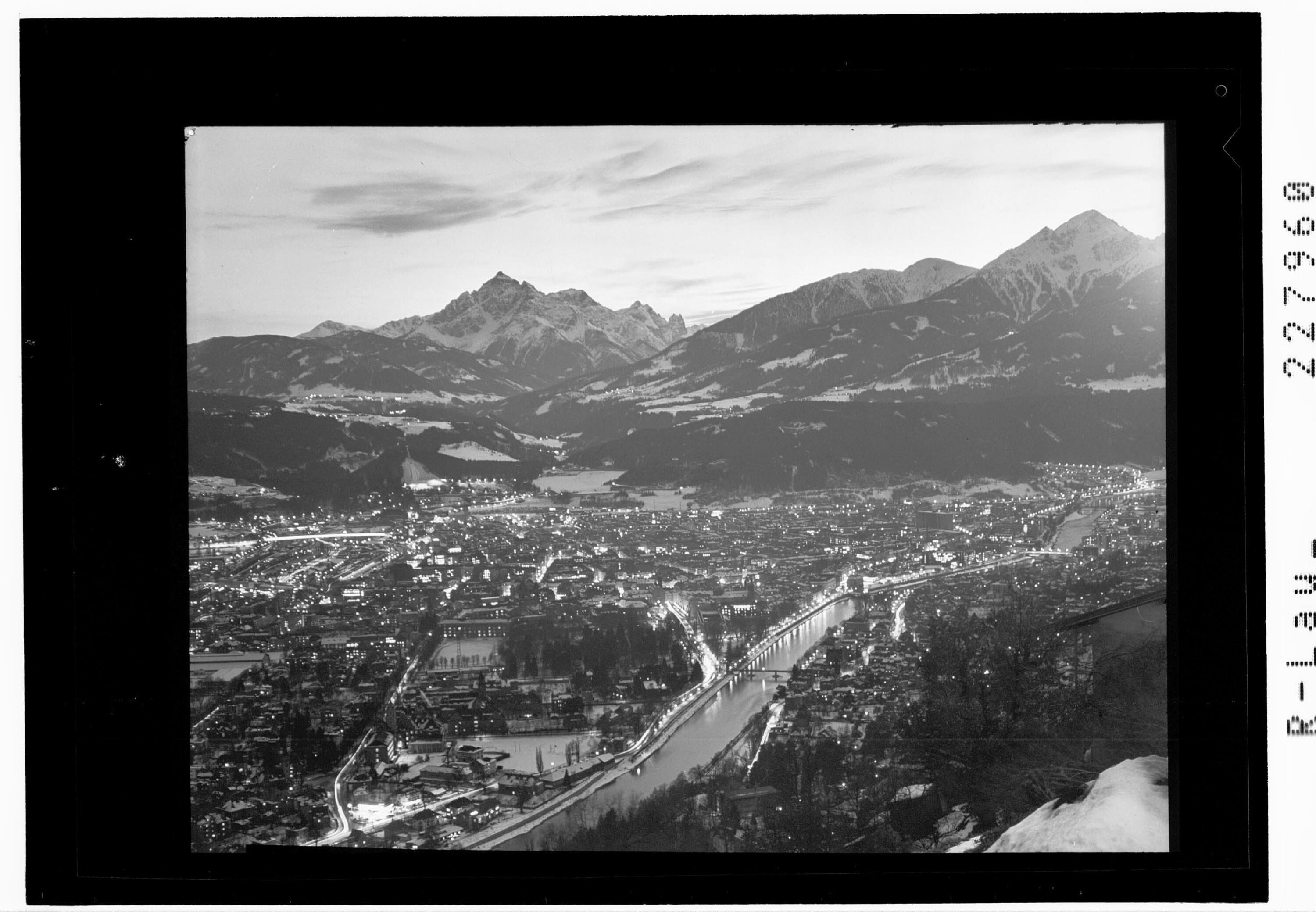 [Blick von der Hungerburg auf Innsbruck bei Nacht gegen Serles und Nockspitze / Tirol]></div>


    <hr>
    <div class=