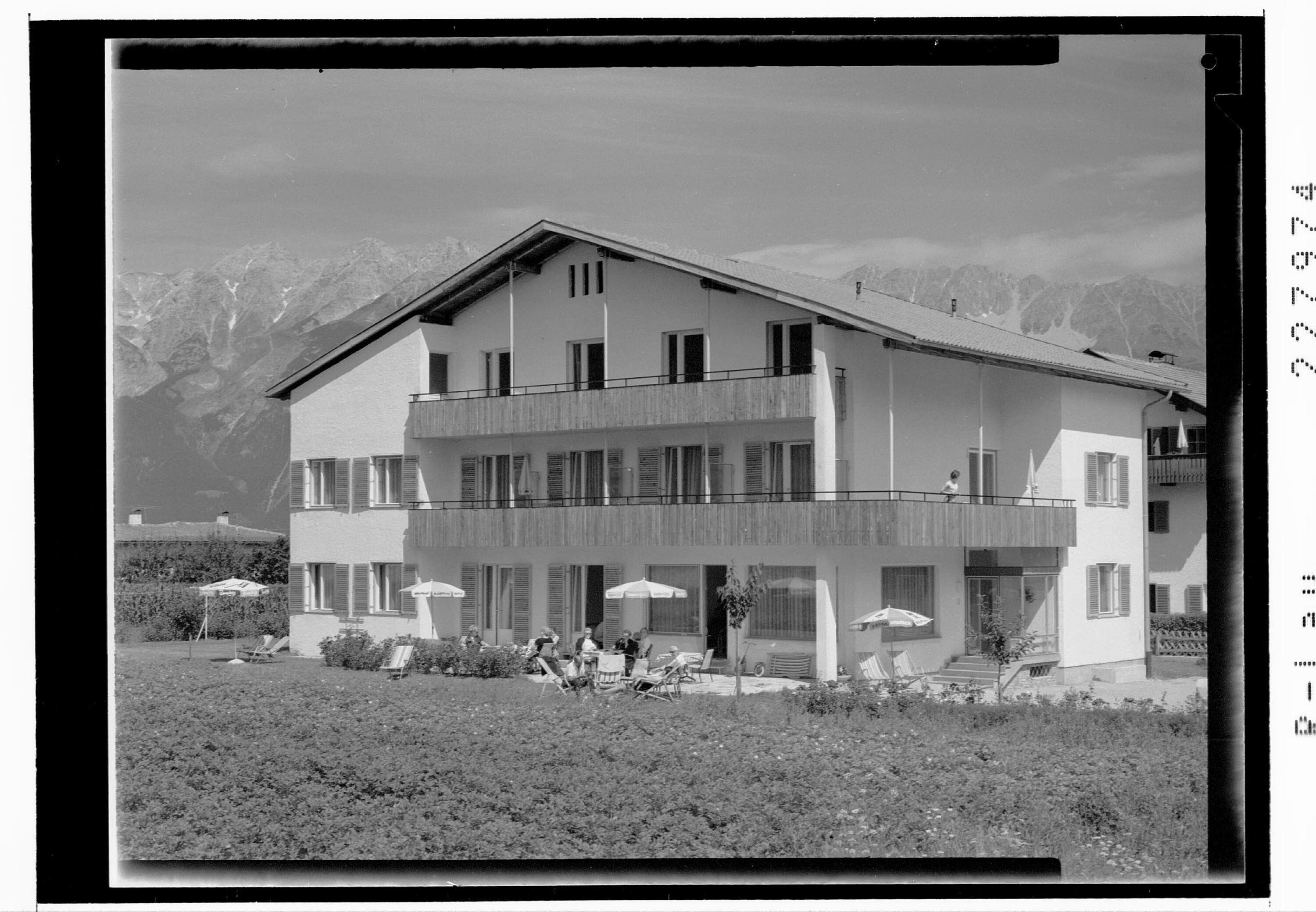 [Pension Panorama in Igls bei Innsbruck gegen Nordkette / Tirol]></div>


    <hr>
    <div class=