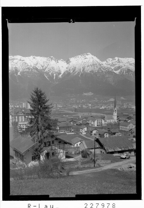 Amras bei Innsbruck gegen Nordkette / Tirol von Wilhelm Stempfle