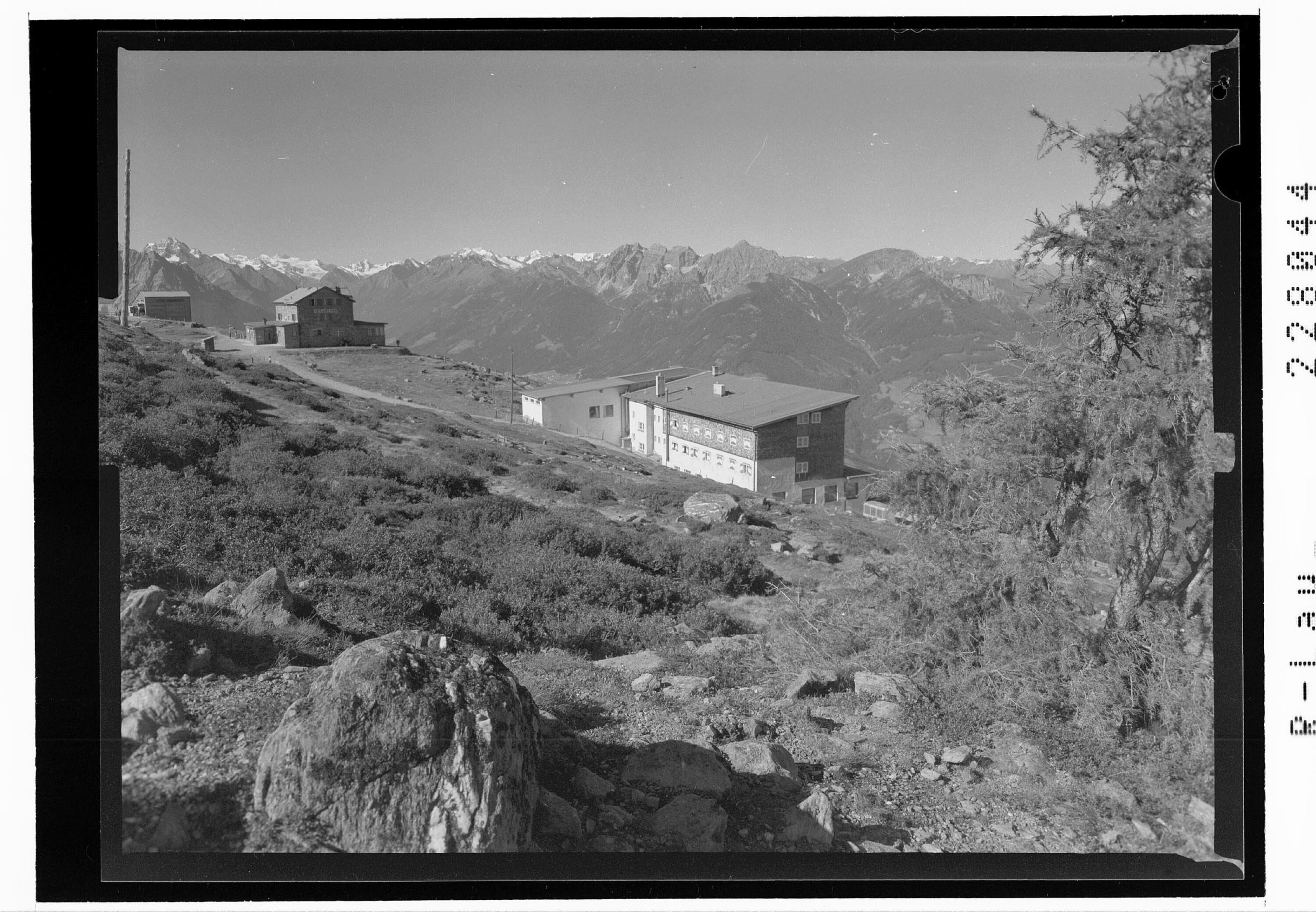 [Patscherkofel Hotel und Parscherkofel Haus gegen Stubaier Alpen]></div>


    <hr>
    <div class=