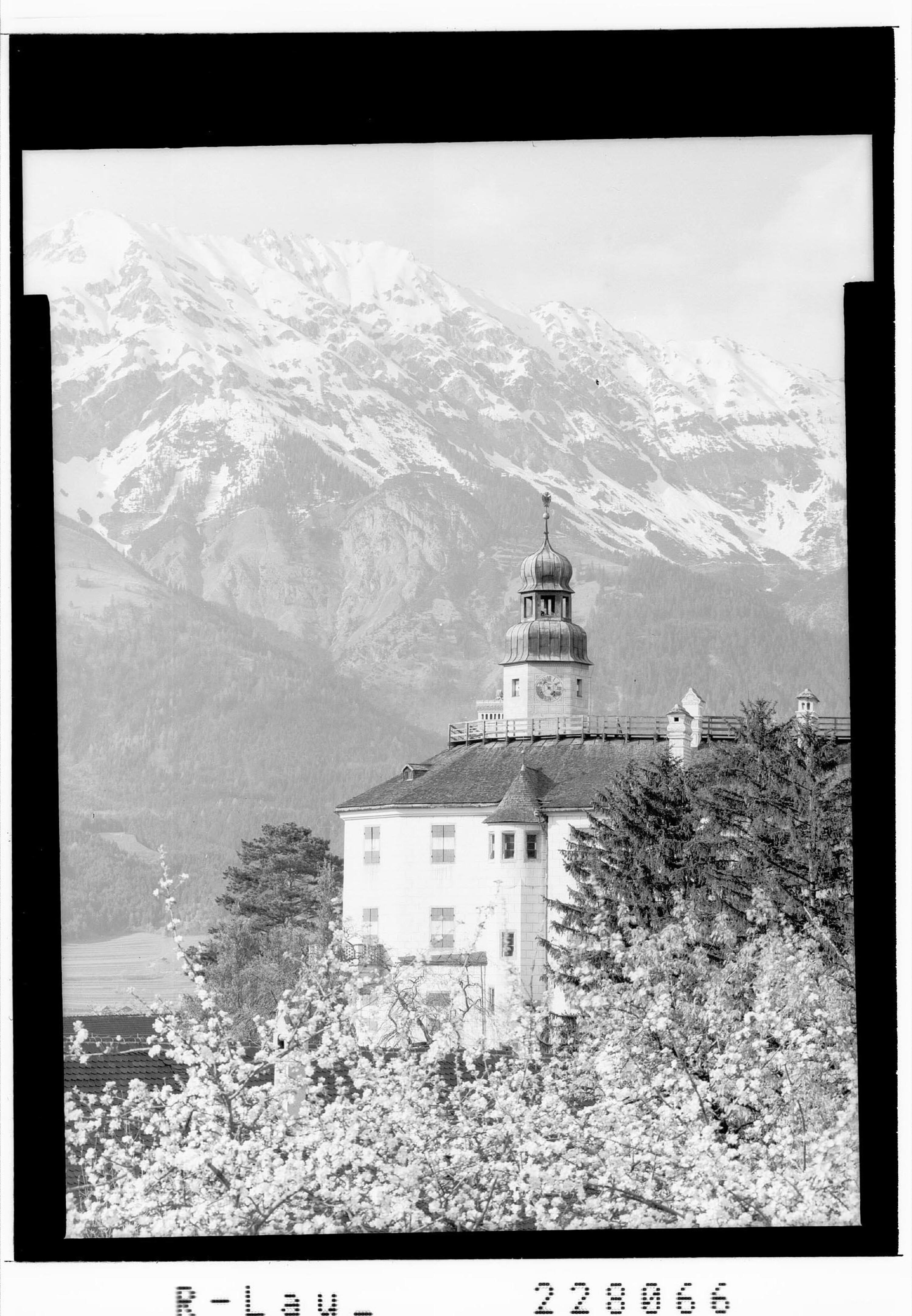 [Schloss Ambras bei Innsbruck gegen Nordkette / Tirol]></div>


    <hr>
    <div class=