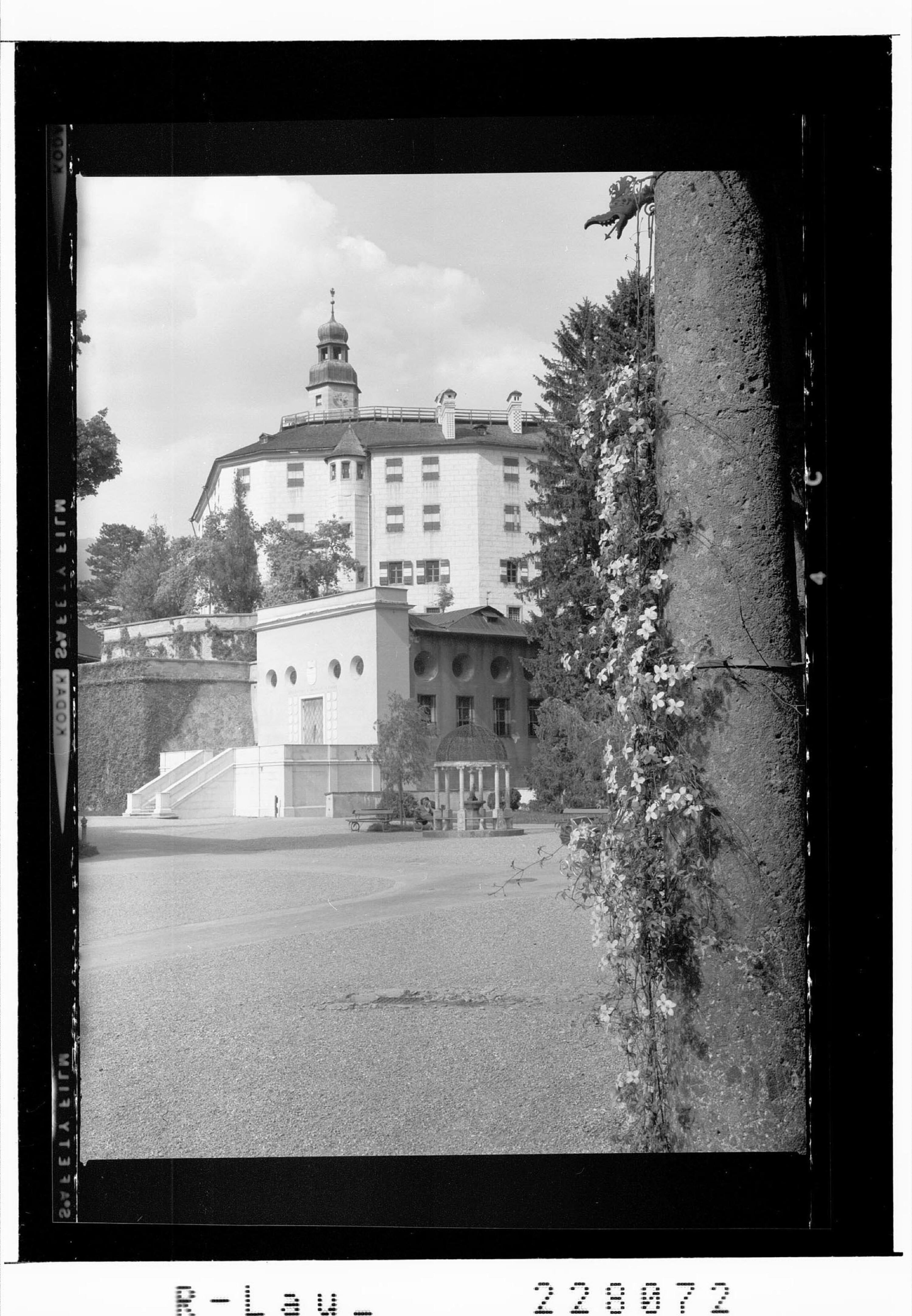 [Schloss Ambras bei Innsbruck / Tirol]></div>


    <hr>
    <div class=