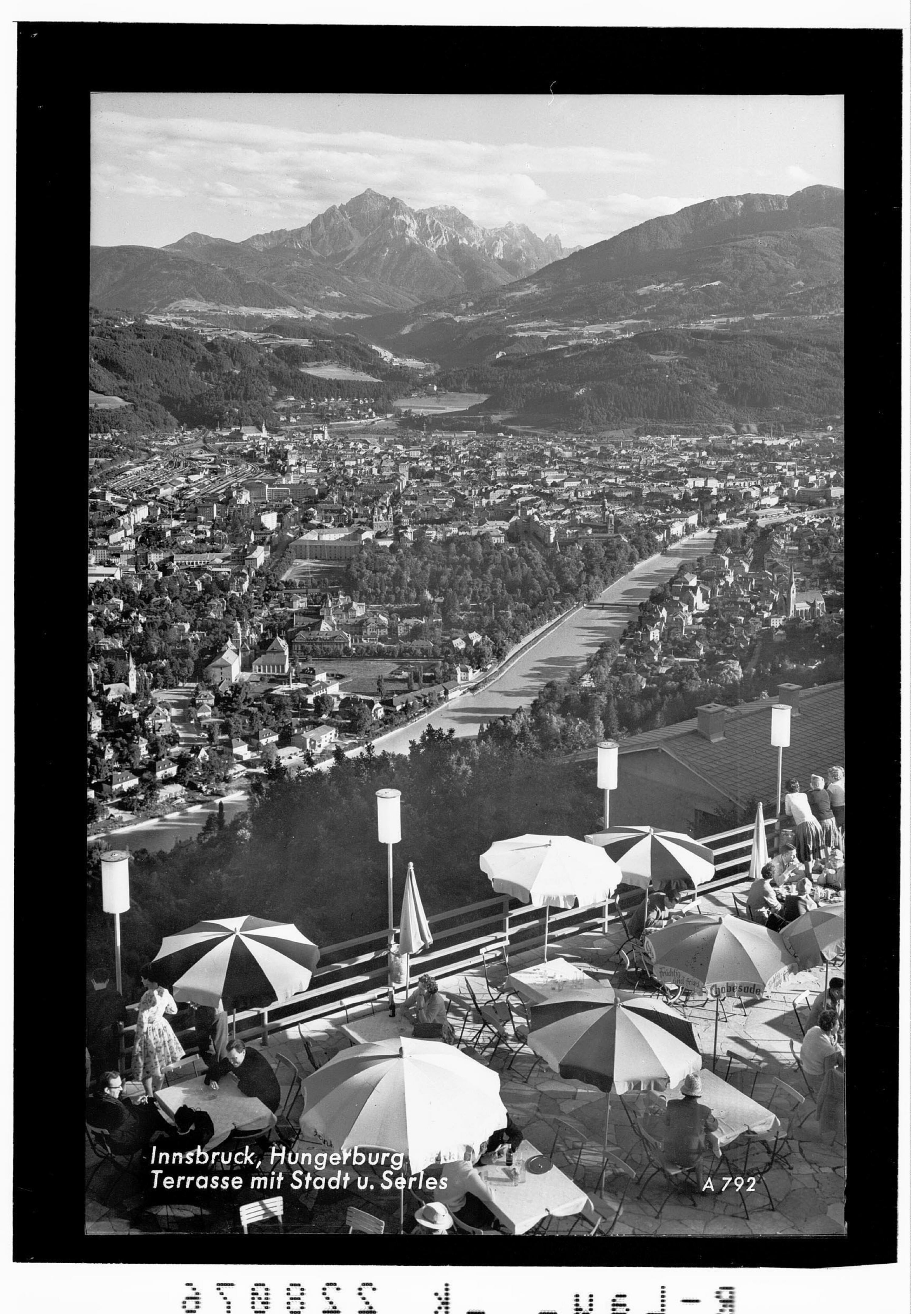 Innsbruck / Hungerburg - Terrasse mit Stadt und Serles></div>


    <hr>
    <div class=