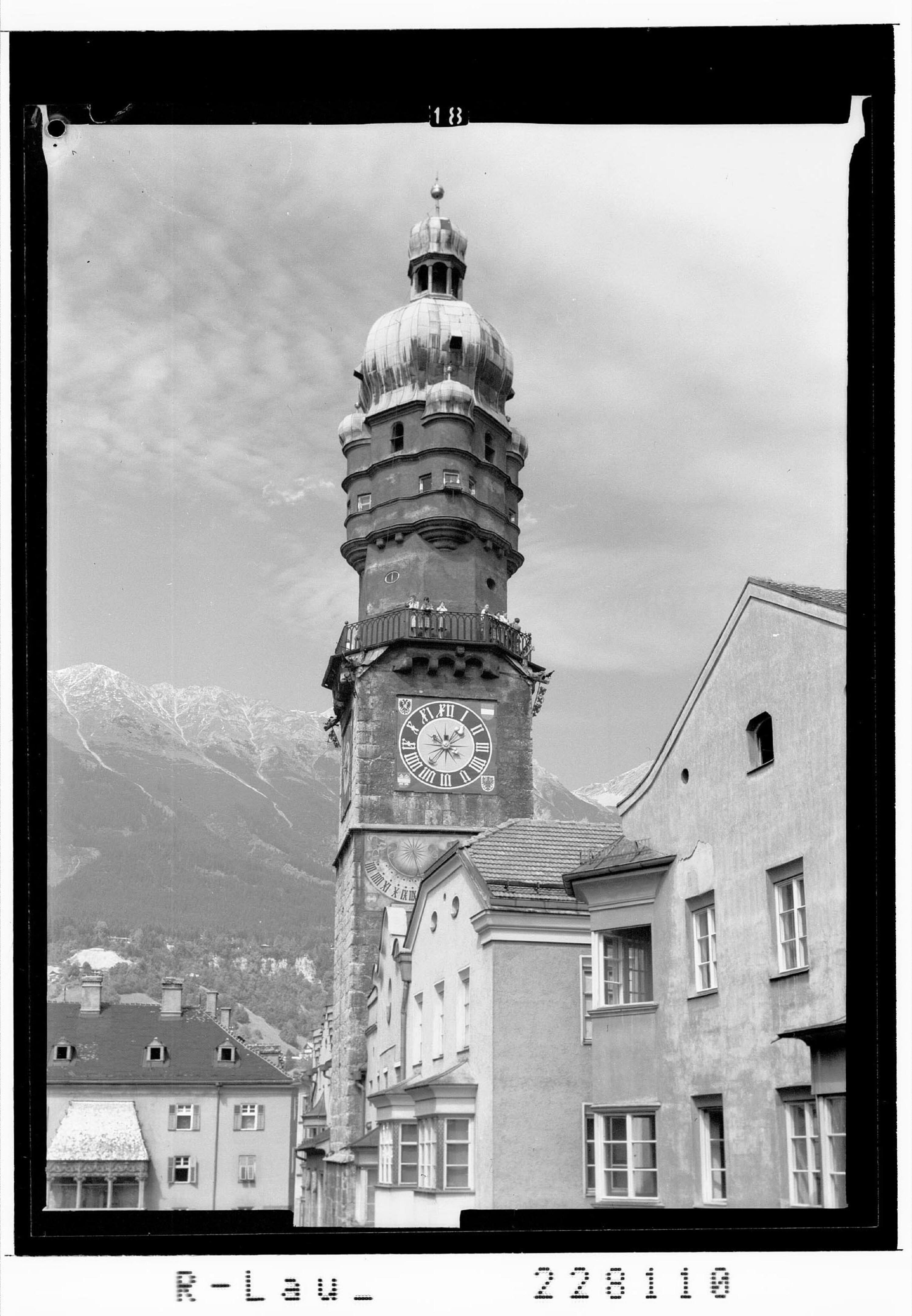 [Innsbruck / Stadtturm und Goldenes Dachl gegen Nordkette]></div>


    <hr>
    <div class=