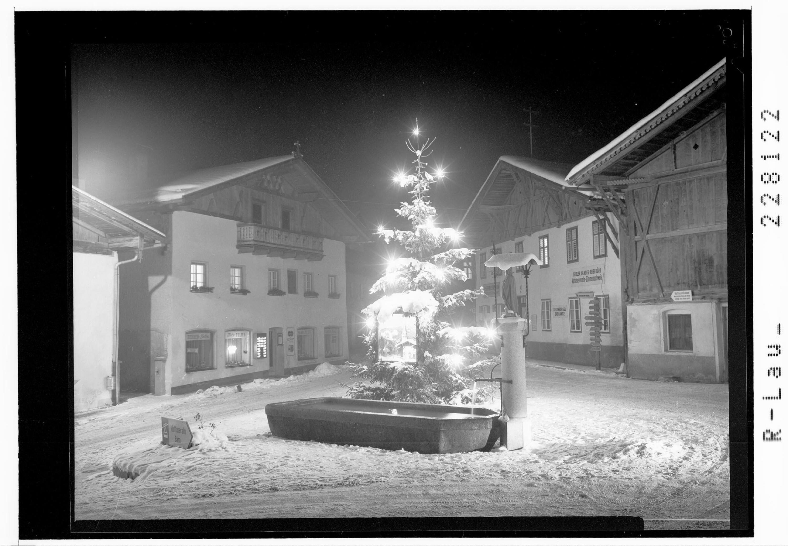 [Weihnachtsbaum in Mutters bei Innsbruck / Tirol]></div>


    <hr>
    <div class=
