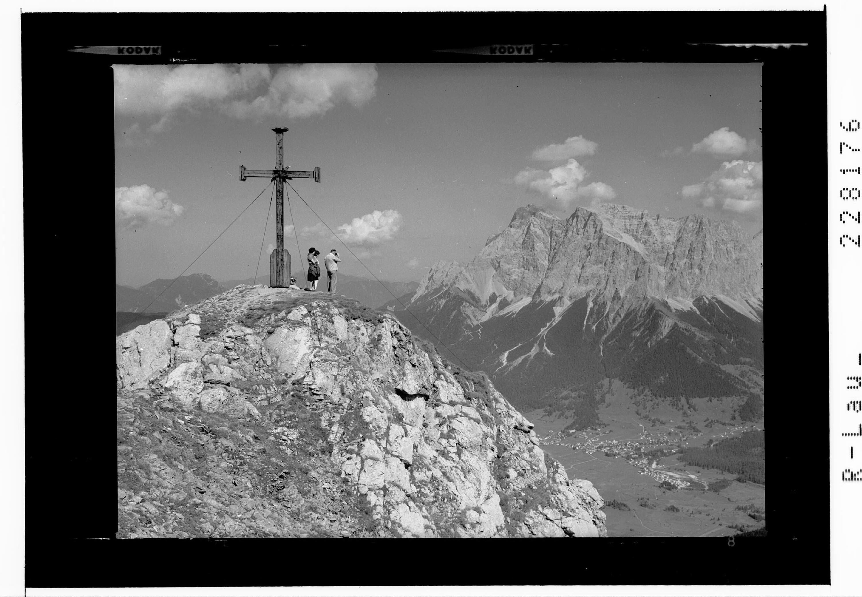 [Grubigstein - Gipfel mit Blick auf Ehrwald und Zugspitze / Tirol]></div>


    <hr>
    <div class=