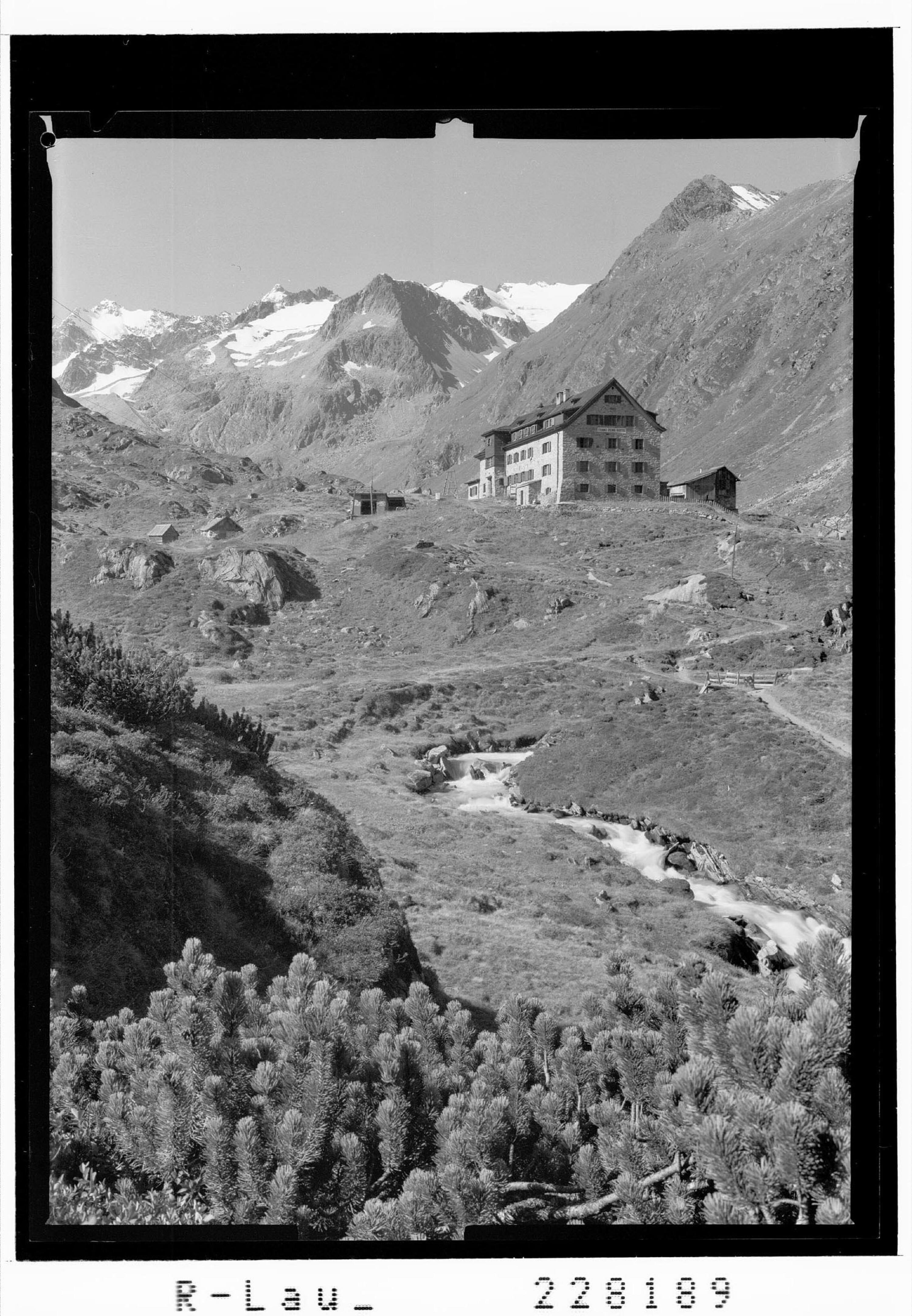 [Franz Senn Hütte im Oberbergtal gegen Alpeinerkamm / Tirol]></div>


    <hr>
    <div class=