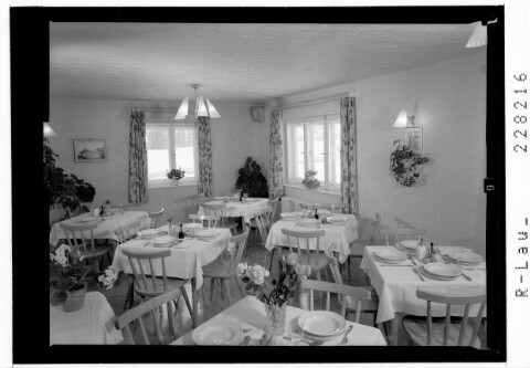 Speisezimmer in der Pension Kirchdach bei Gschnitz im Gschnitztal / Tirol von Wilhelm Stempfle
