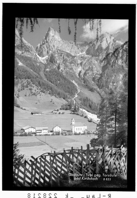 Gschnitz in Tirol gegen Torsäule und Kirchdach von Wilhelm Stempfle