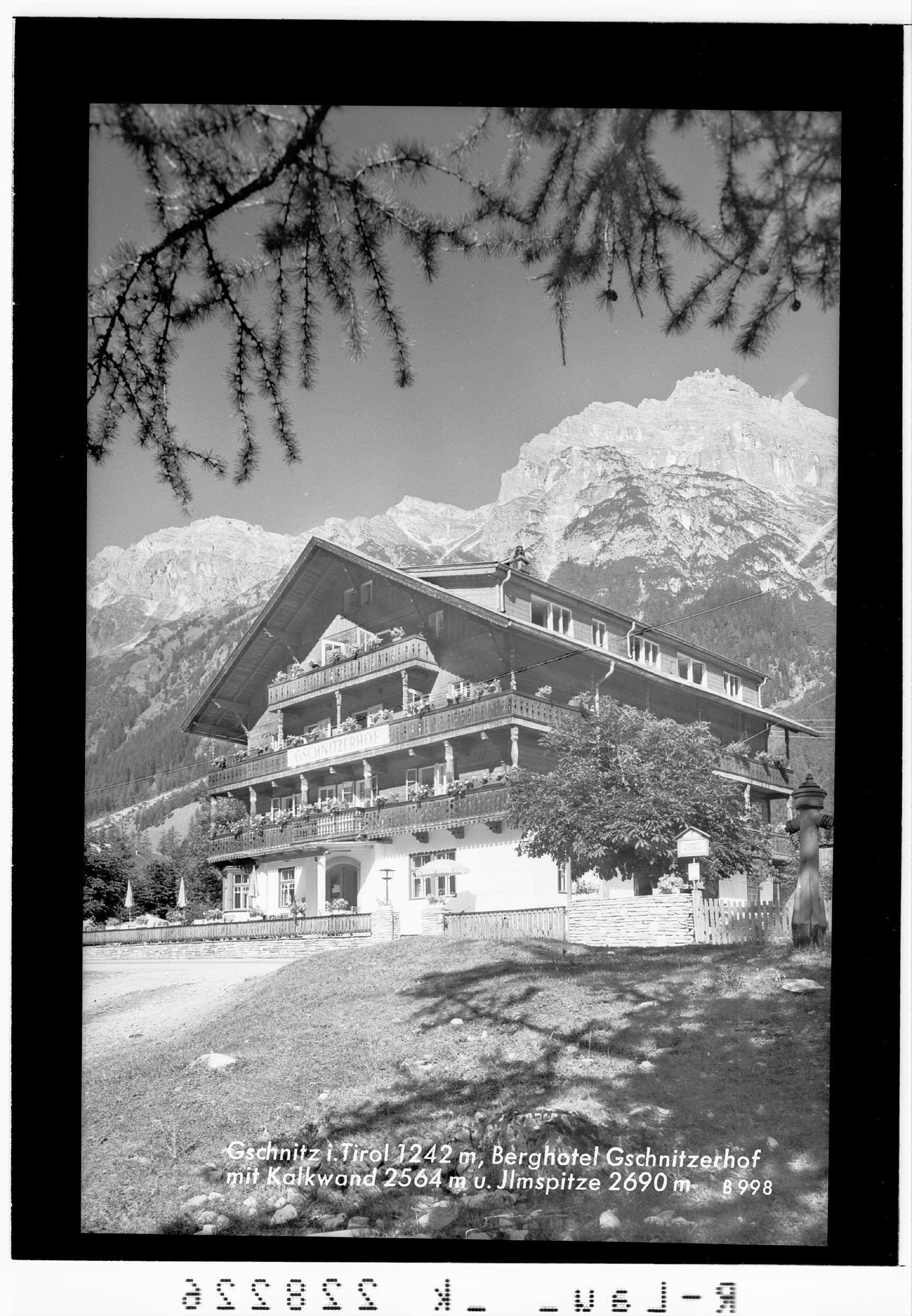 Gschnitz in Tirol 1242 m / Berghotel Gschnitzerhof mit Kalkwand 2564 m und Ilmspitze 2690 m></div>


    <hr>
    <div class=