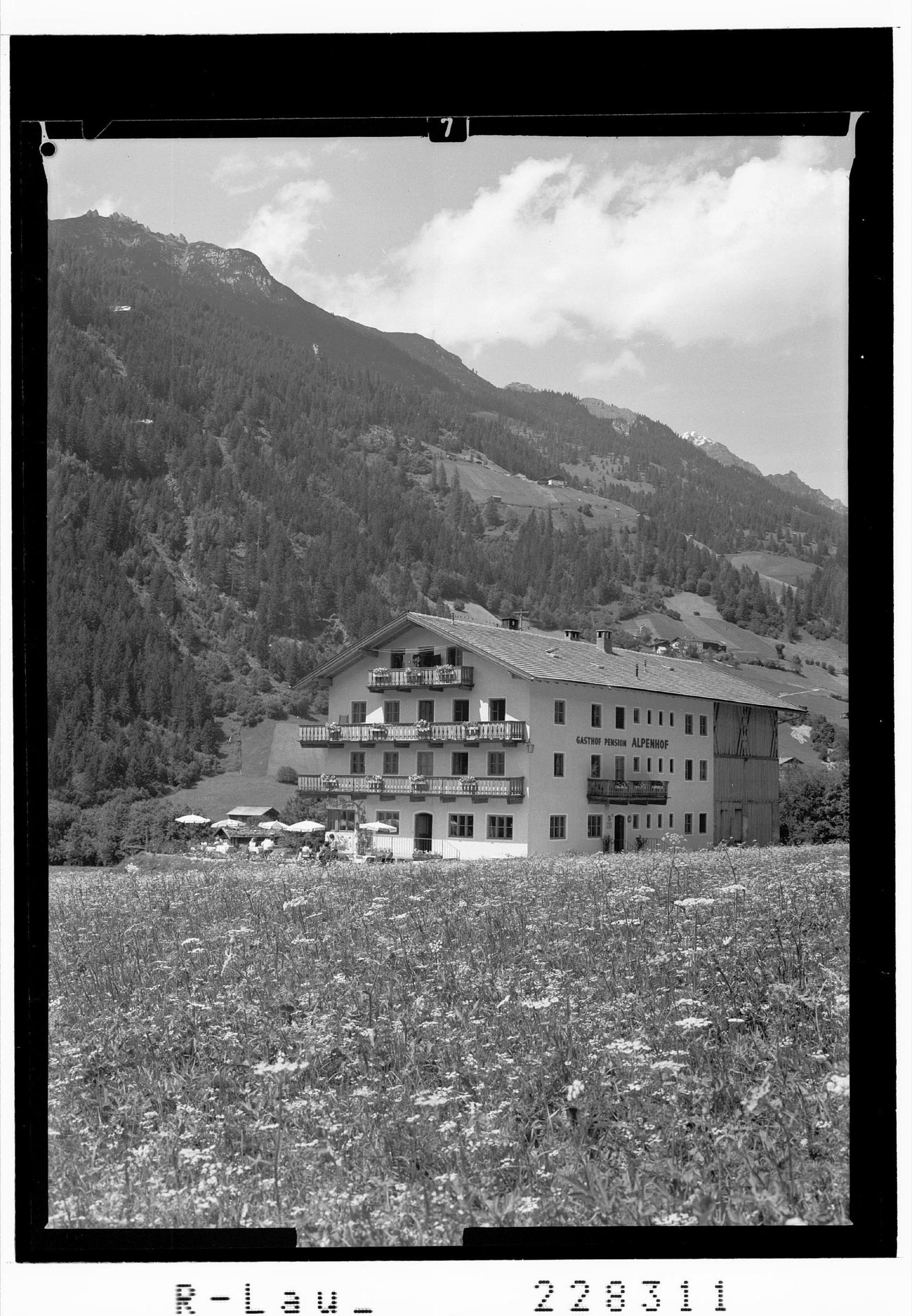 [Gasthof Alpenhof in Neder bei Neustift im Stubaital gegen Burgstall / Tirol]></div>


    <hr>
    <div class=