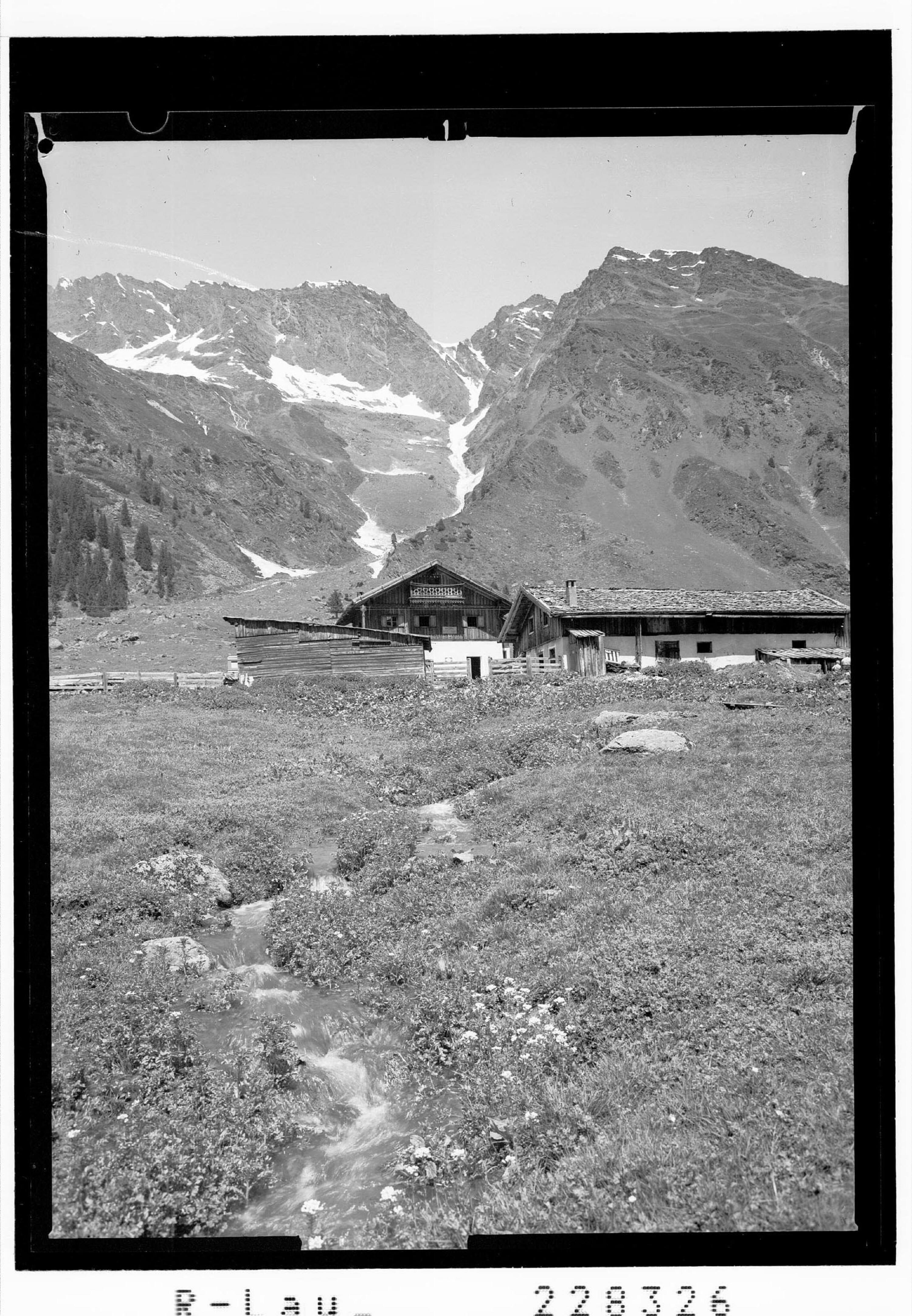 [Oberissalm mit Oberisshütte im Oberbergtal gegen Schaldersspitze und Wildkopf / Tirol]></div>


    <hr>
    <div class=