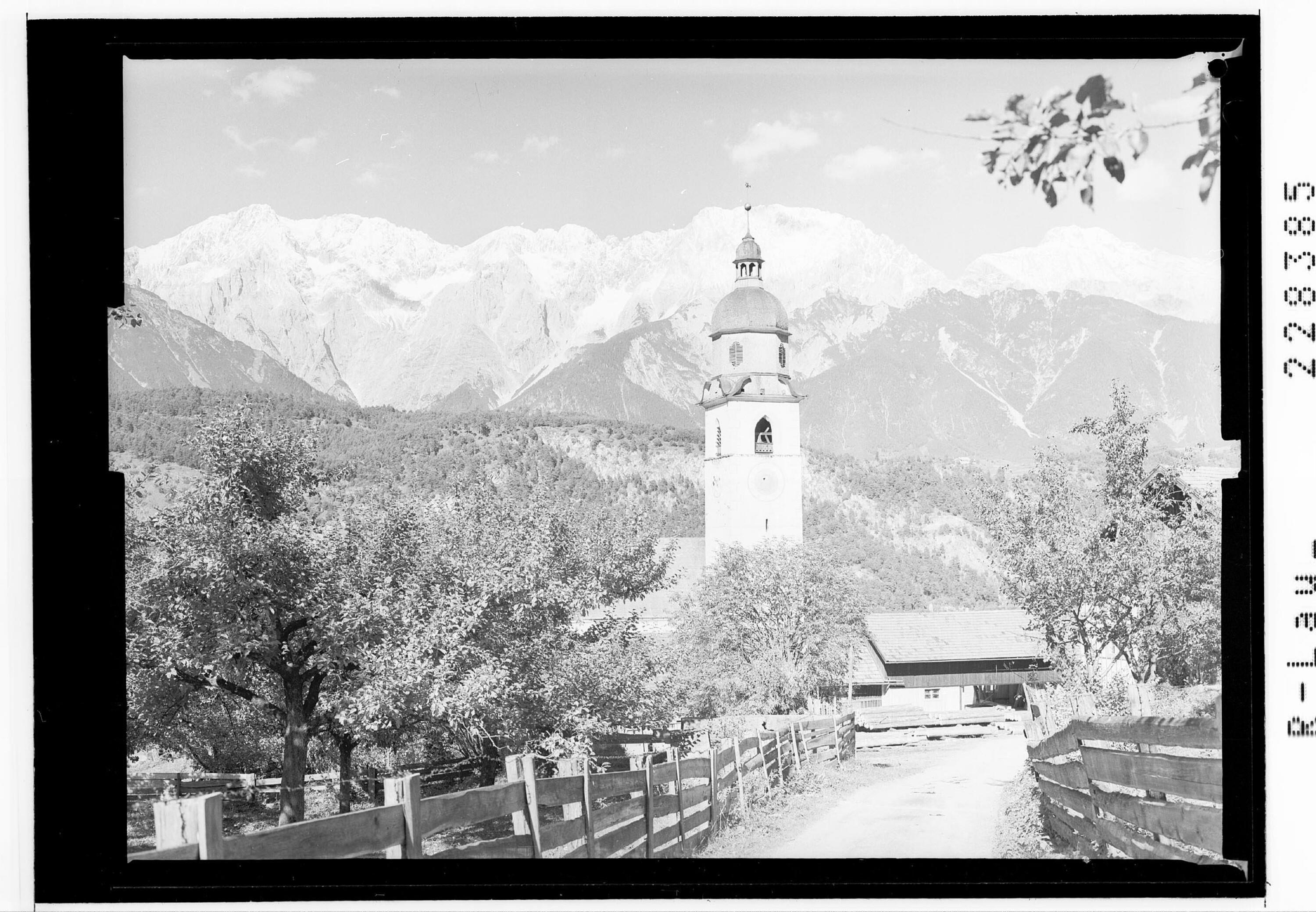 [Pfarrkirche in Stams gegen Mieminger Gebirge / Tirol]></div>


    <hr>
    <div class=