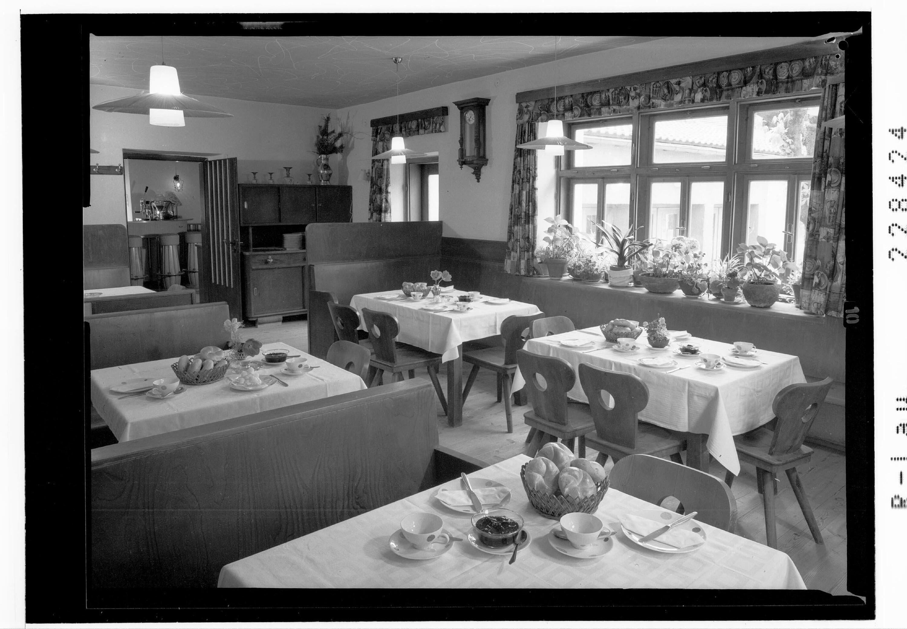 [Zirl in Tirol / Frühstückszimmer im Gasthof zum Hirschen]></div>


    <hr>
    <div class=