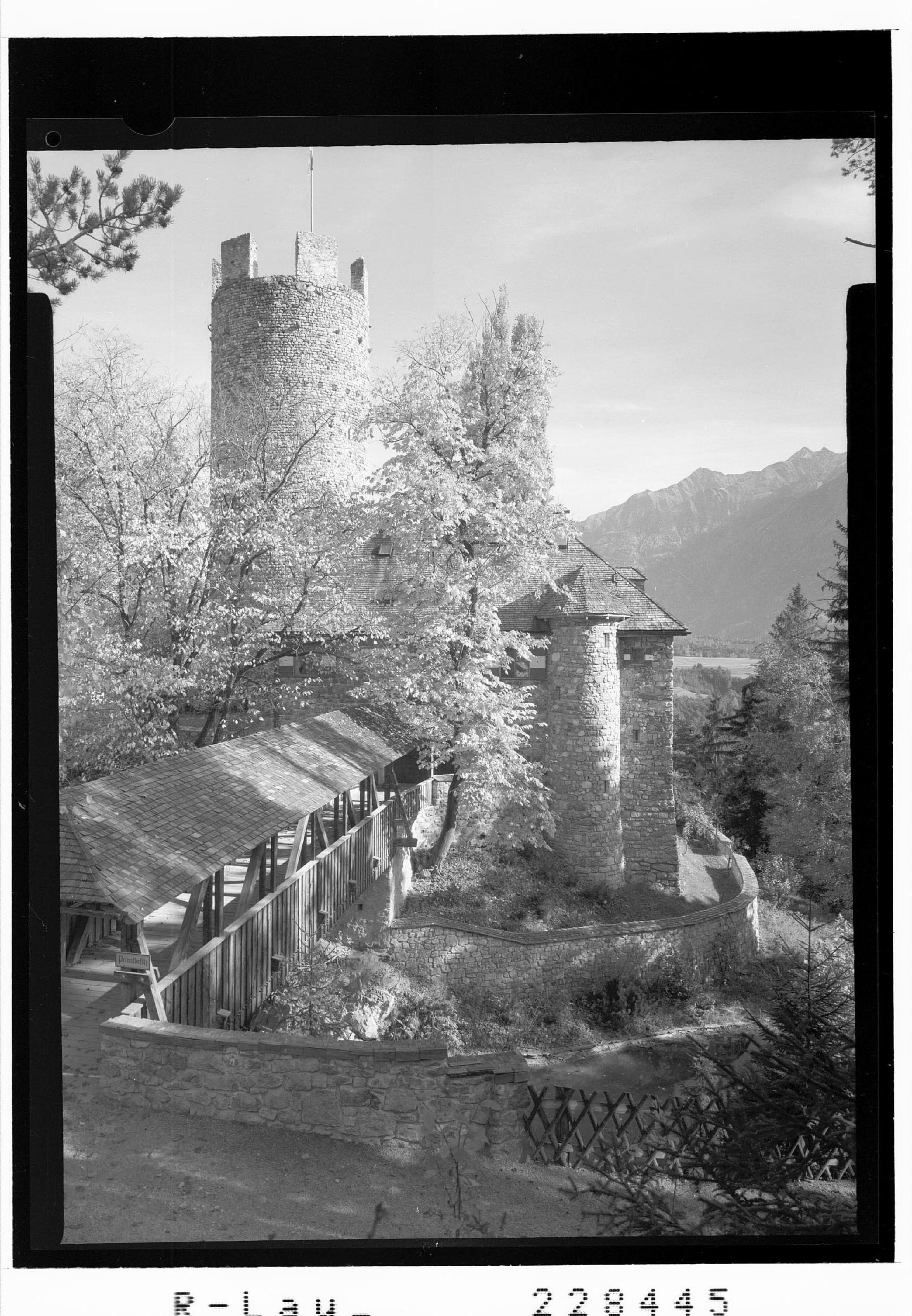 [Schloss Klamm am Mieminger Plateau gegen Rietzer Grieskogel Tirol]></div>


    <hr>
    <div class=