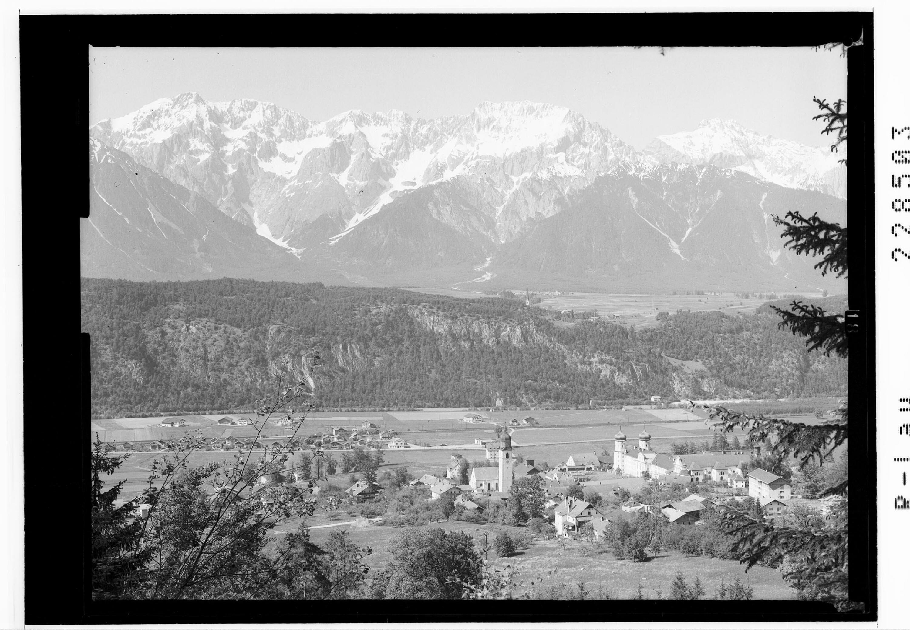 [Stams gegen Mieminger Gebirge / Tirol]></div>


    <hr>
    <div class=