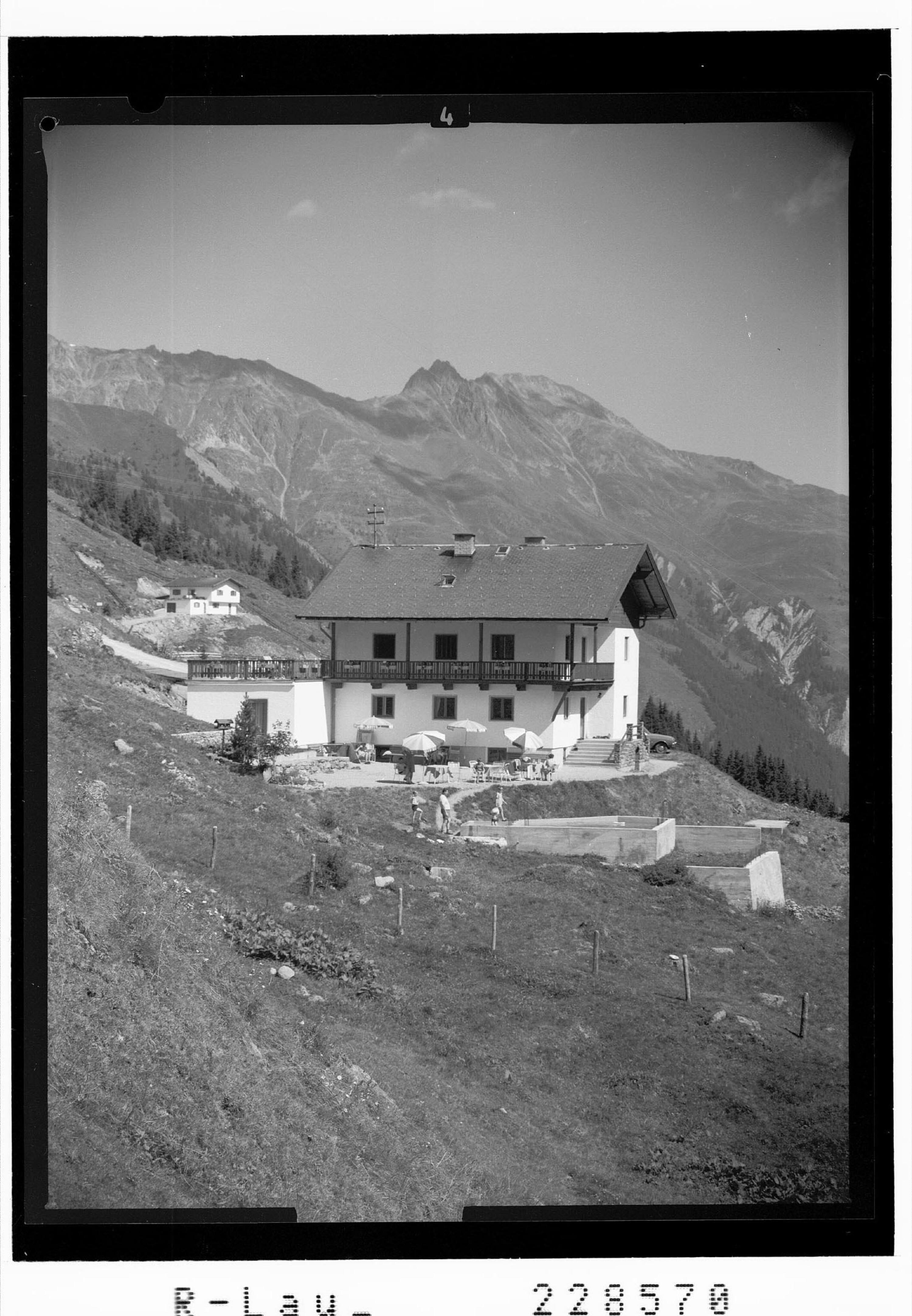 [Praxmar im Lüsenstal / Haus Gletscherblick gegen Weißstein und Rosskogel / Tirol]></div>


    <hr>
    <div class=