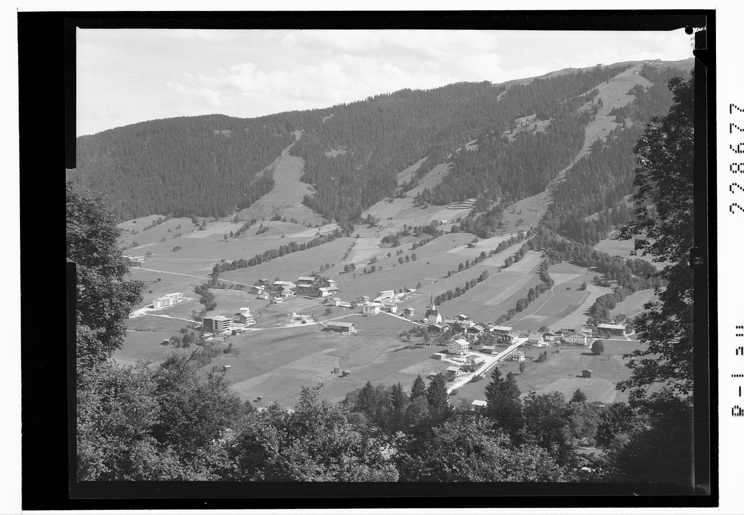 [Blick auf Niederau in der Wildschönau gegen Markbachjoch / Tirol]></div>


    <hr>
    <div class=