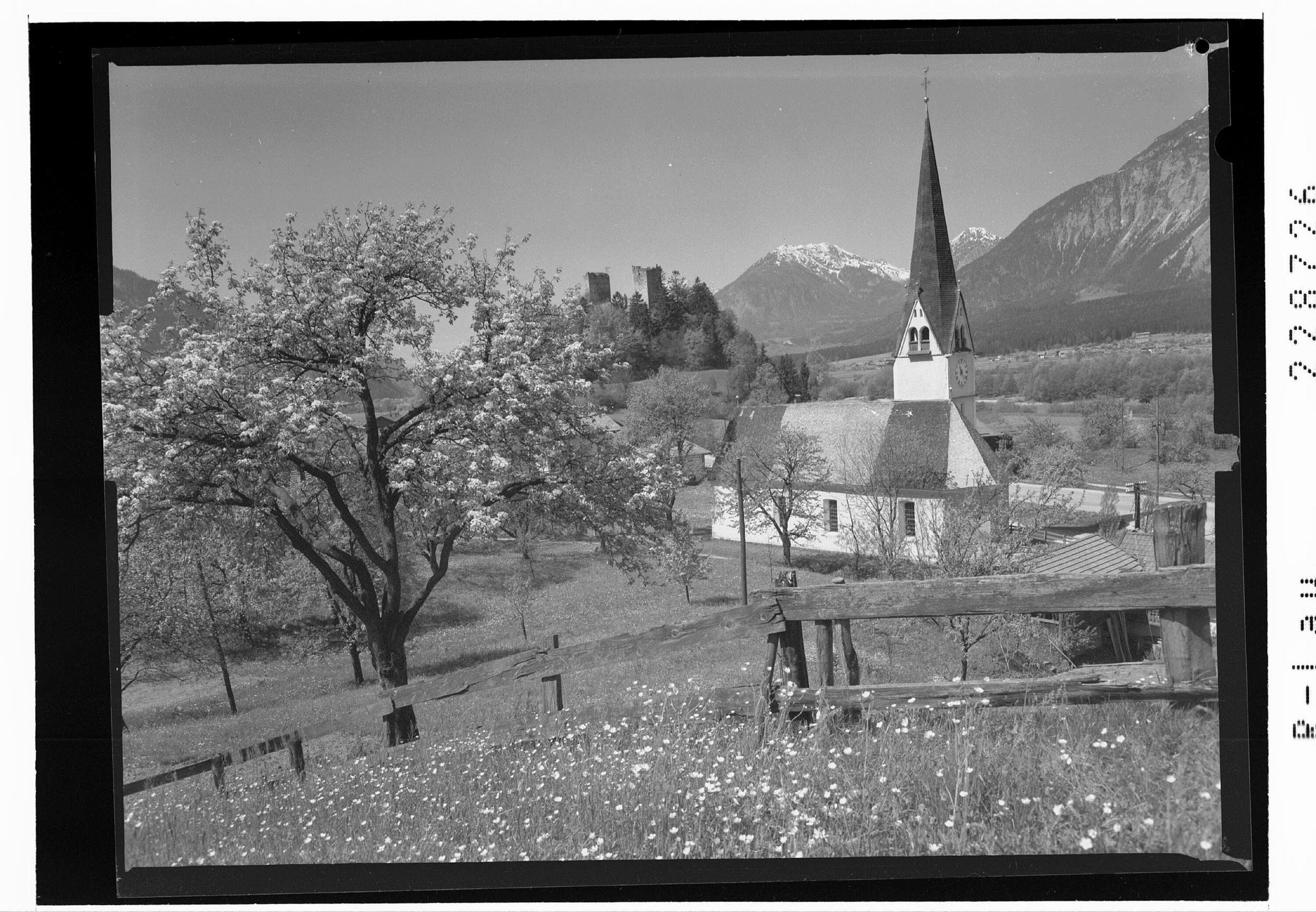 [Kirche in St. Gertraudi mit Ruine Kropfsberg gegen Stanserjoch / Tirol]></div>


    <hr>
    <div class=