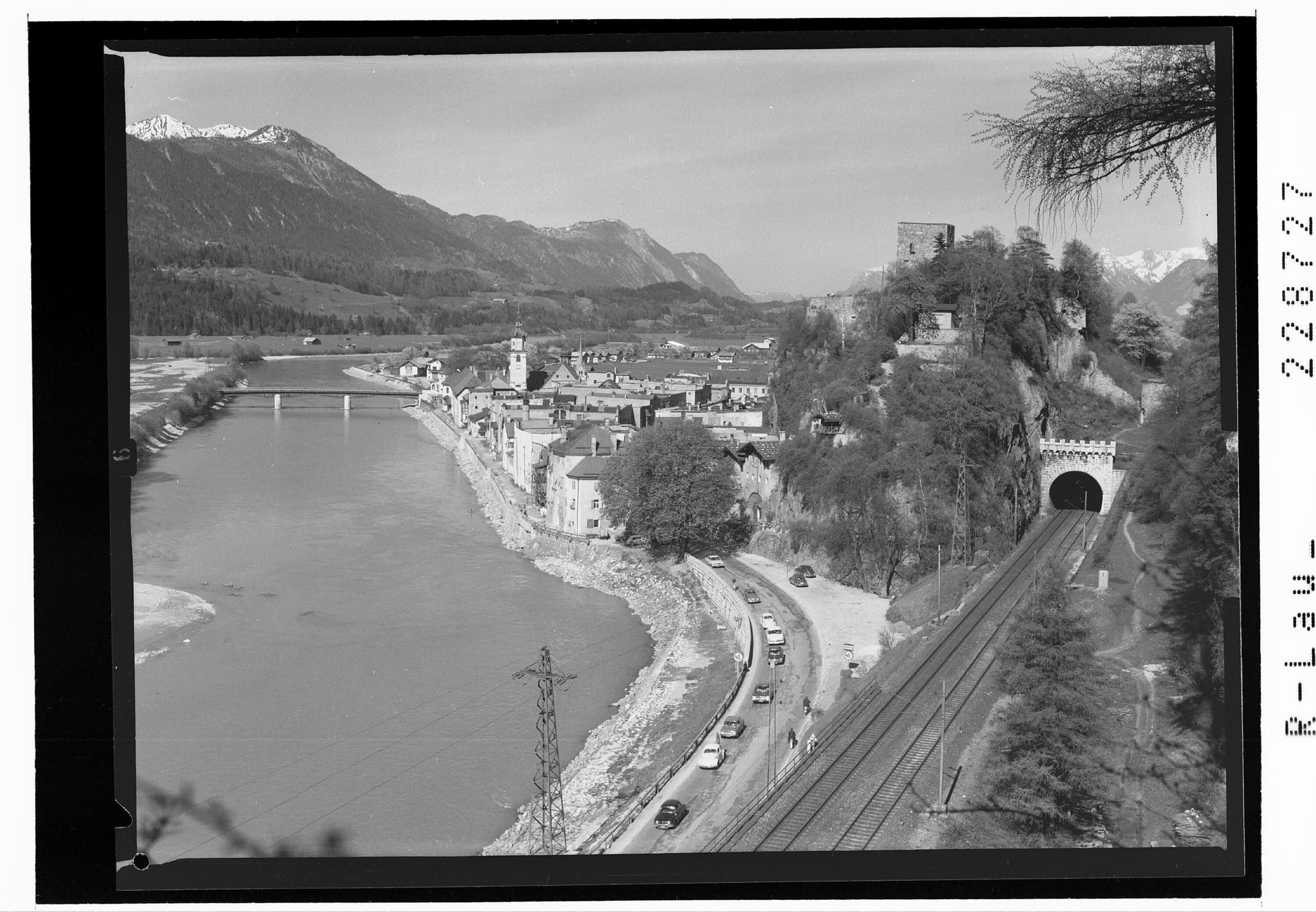 [Rattenberg im Unterinntal gegen Pendlinger Gebirge / Tirol]></div>


    <hr>
    <div class=