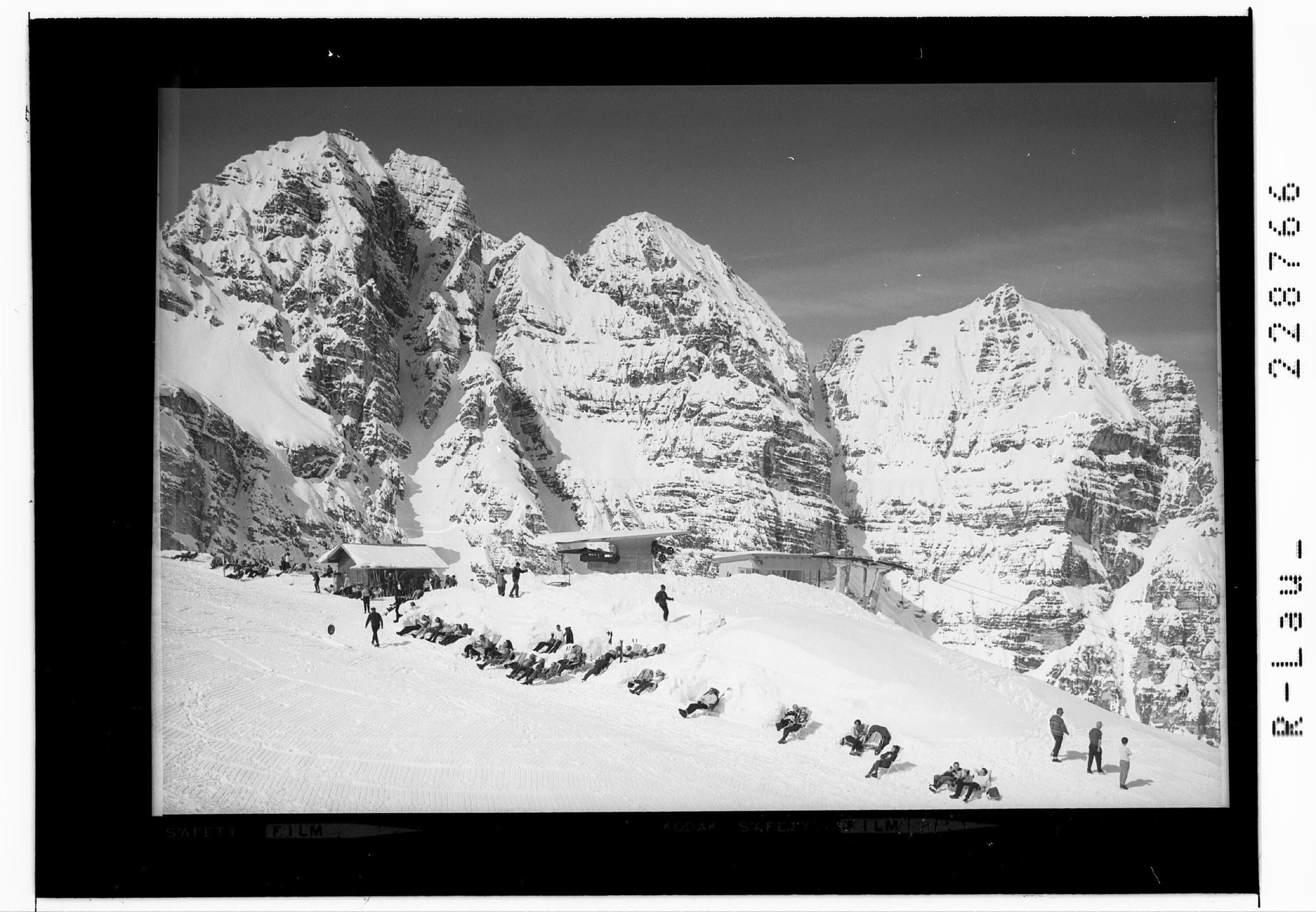 [Sennjoch ob der Schlicker Alm gegen Kalkkögel / Tirol]></div>


    <hr>
    <div class=